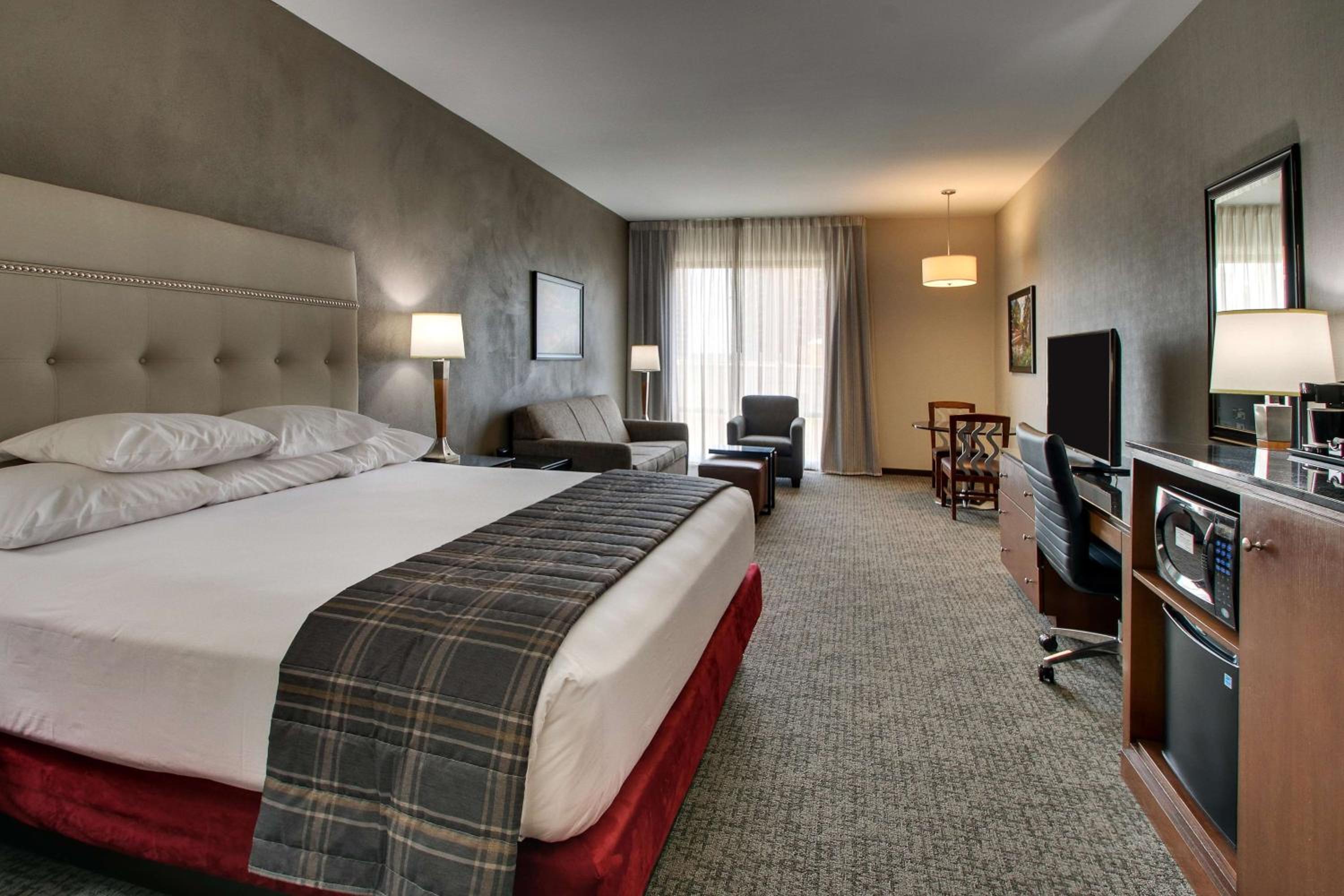 Deluxe King Room with Sofa Bed - Accessible, Roll-in Shower - Photo 3
