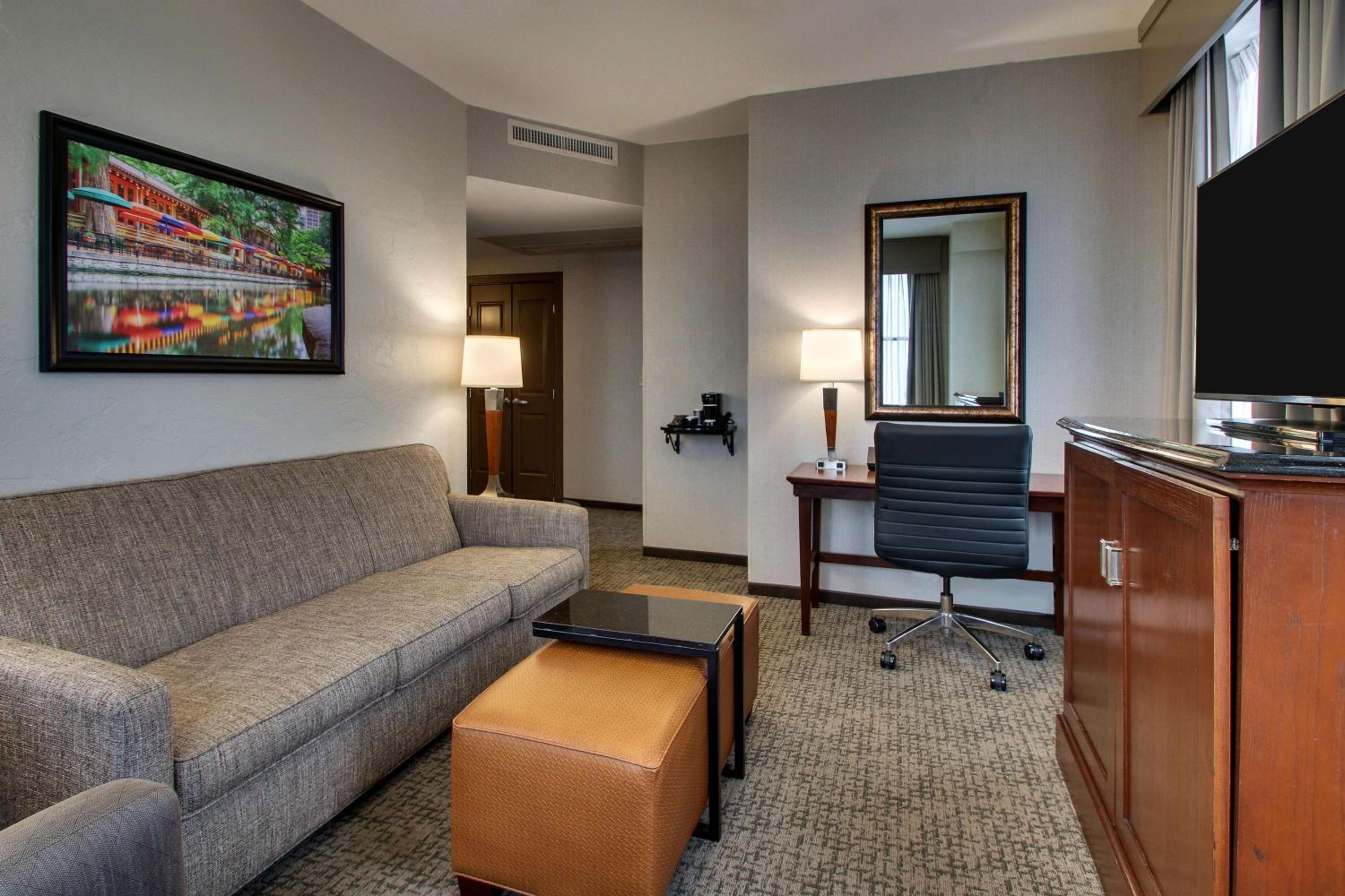 Queen Suite with 2 Queen Beds  - Accessible, Roll-in Shower - Photo 4