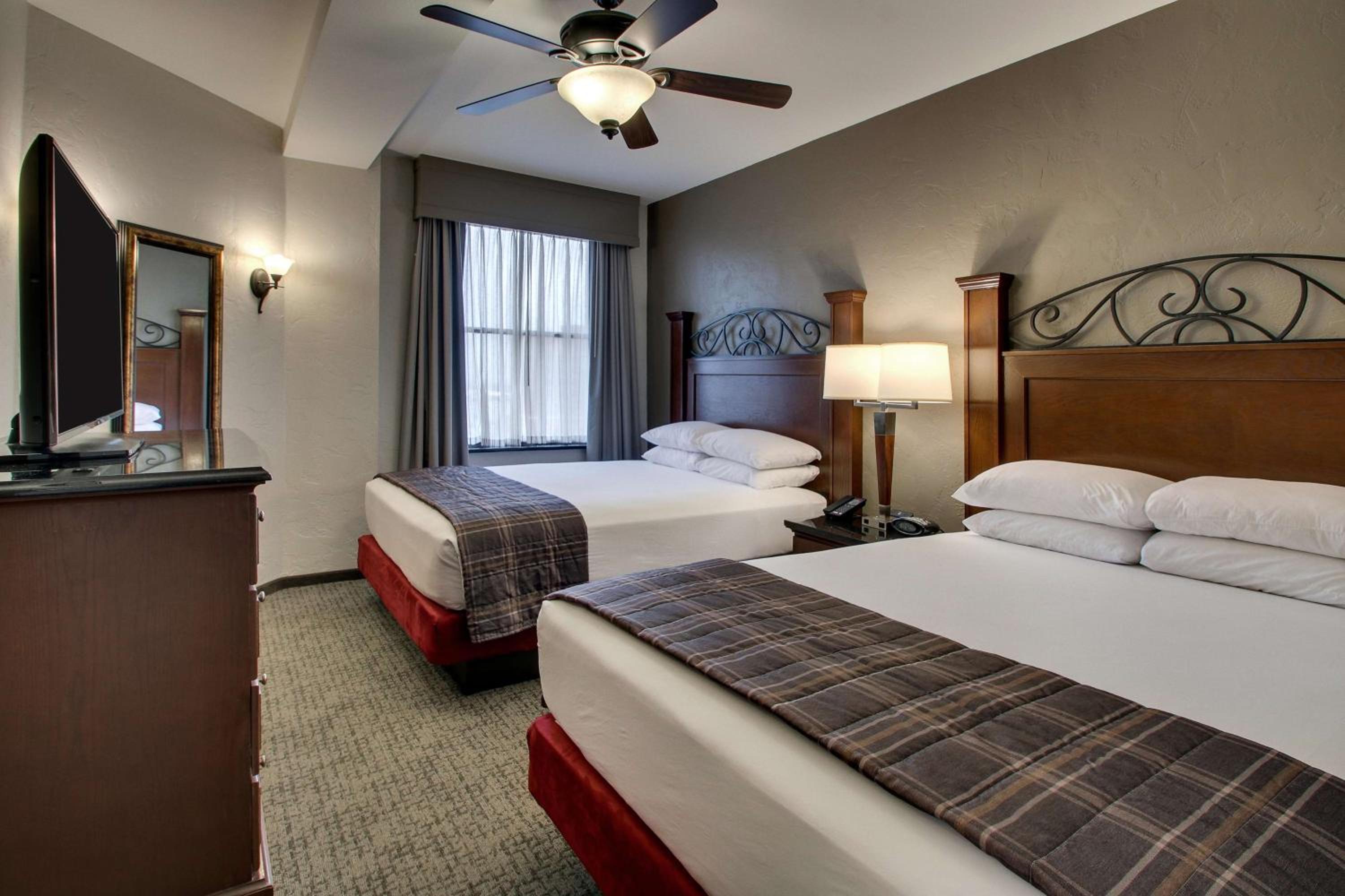 Queen Suite with 2 Queen Beds  - Accessible, Roll-in Shower - Photo 5