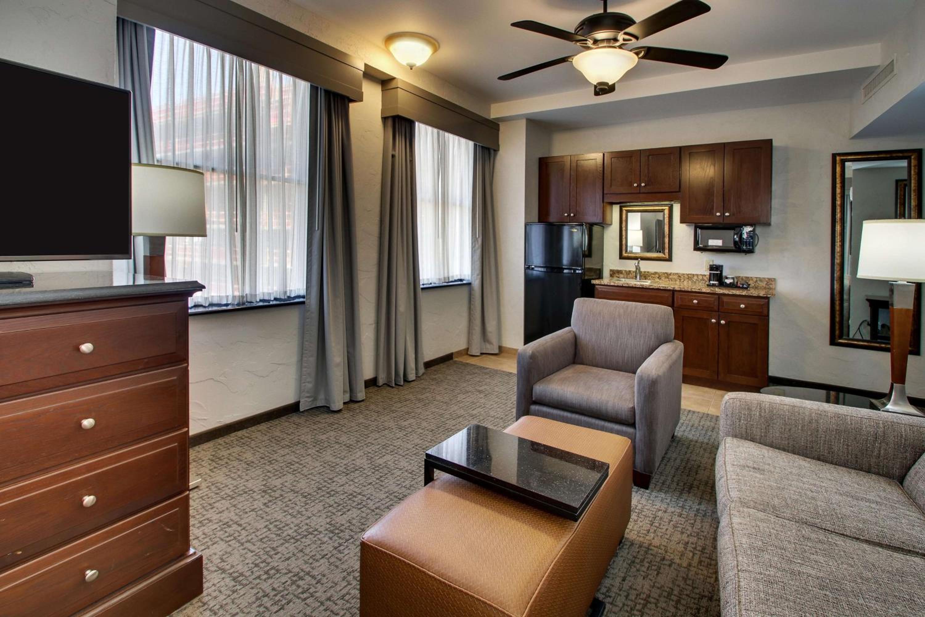 Executive Queen Suite with Two Queen Beds - Photo 1