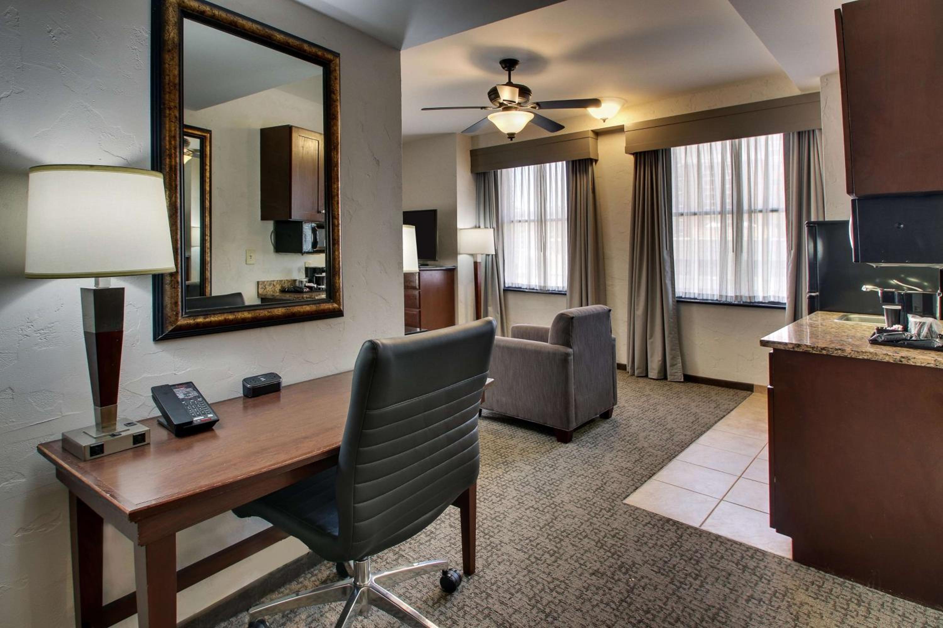 Executive Queen Suite with Two Queen Beds - Photo 4