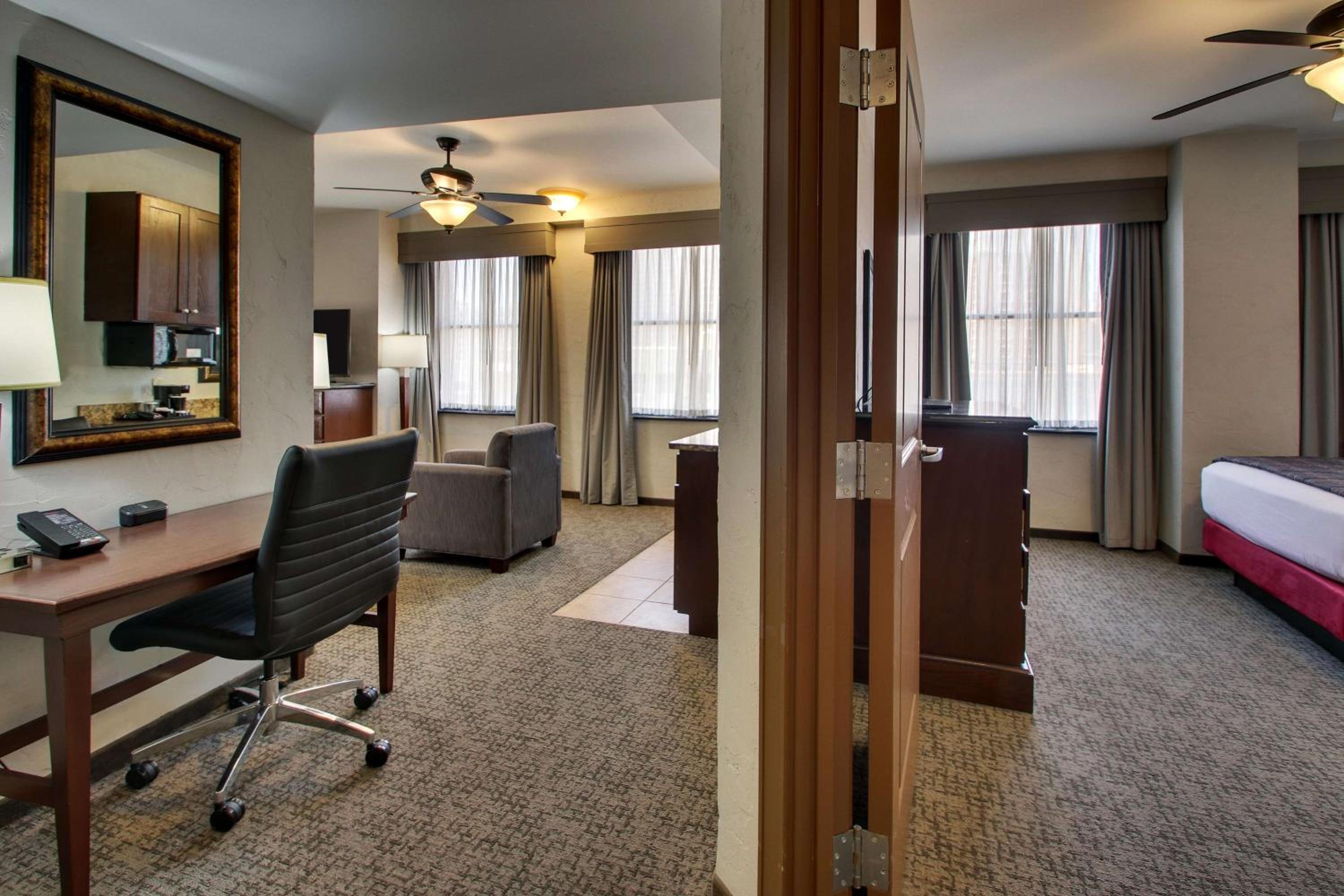 Executive Queen Suite with Two Queen Beds - Photo 3
