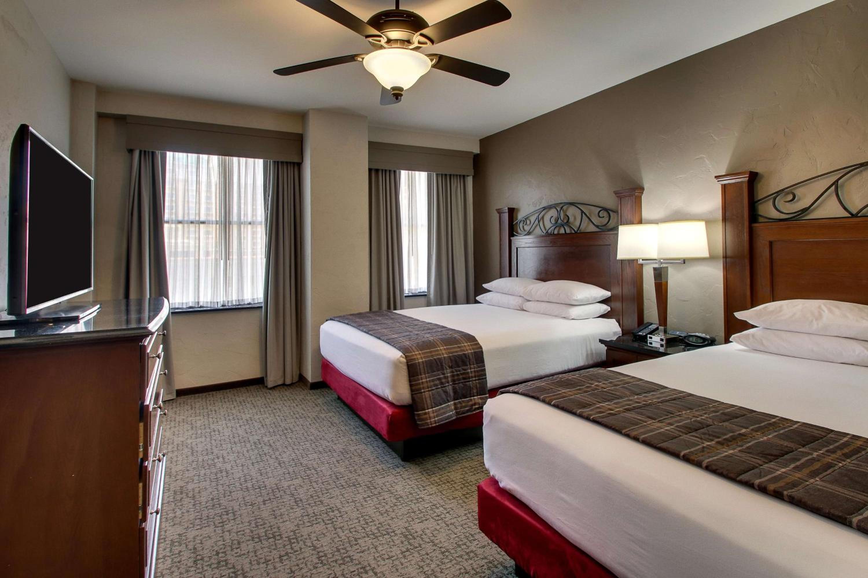 Executive Queen Suite with Two Queen Beds - Photo 5