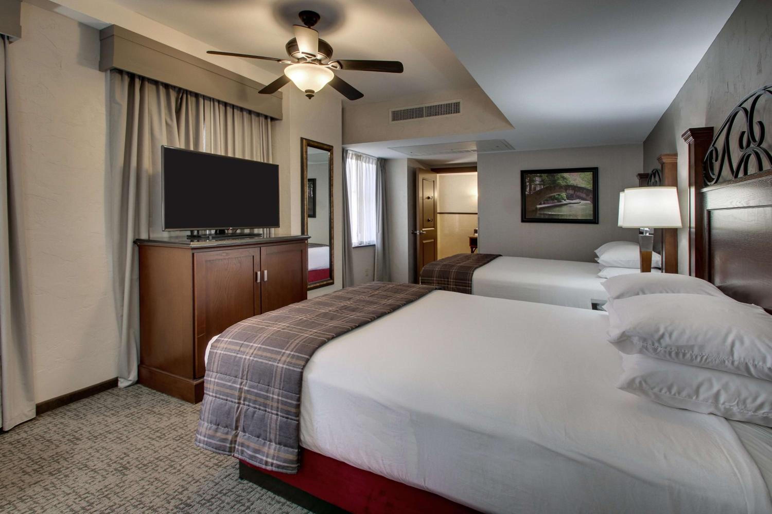 Deluxe Queen Room with Two Queen Beds - Accessible, Roll-in Shower - Photo 3