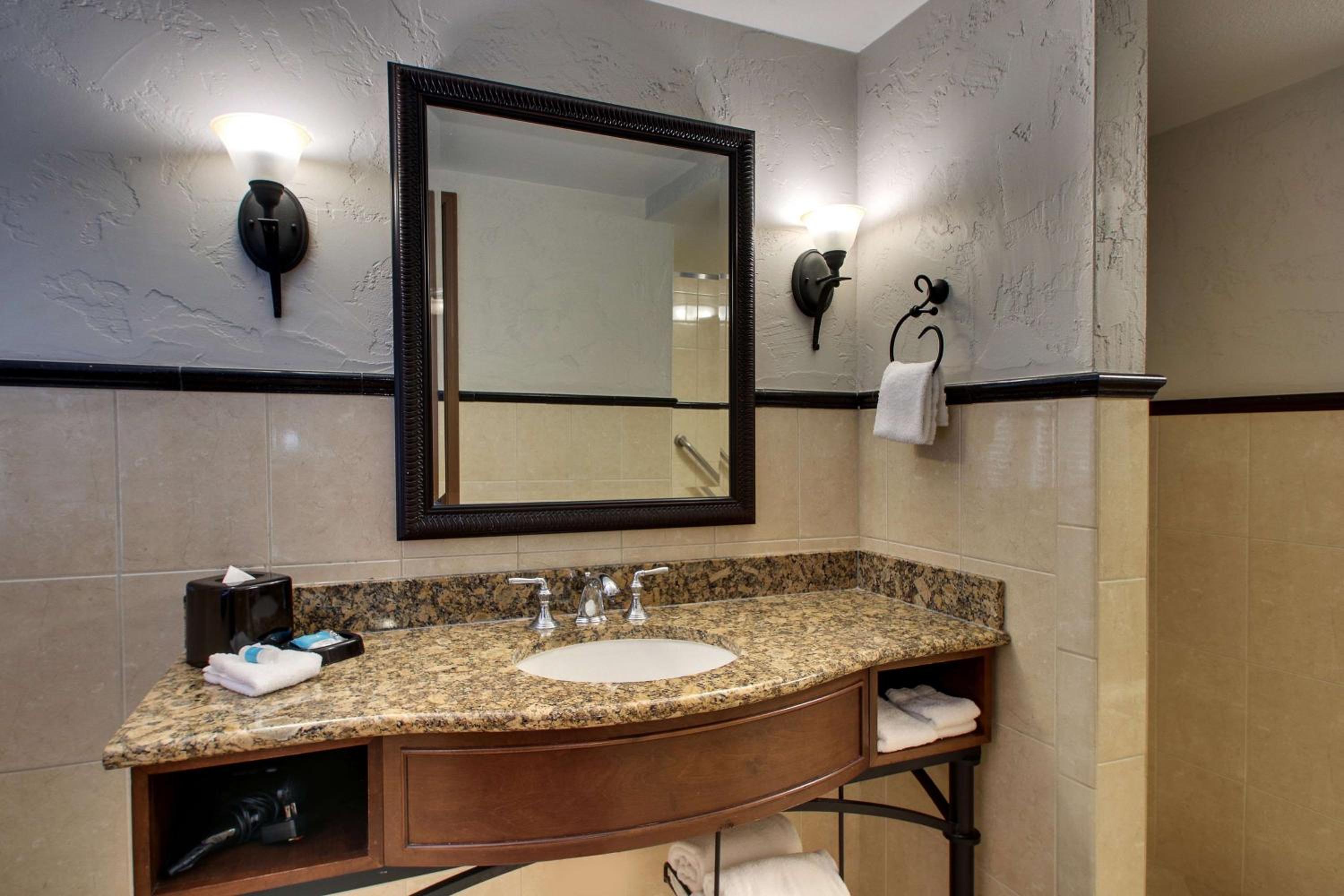 Queen Suite with Two Queen Beds - Photo 5