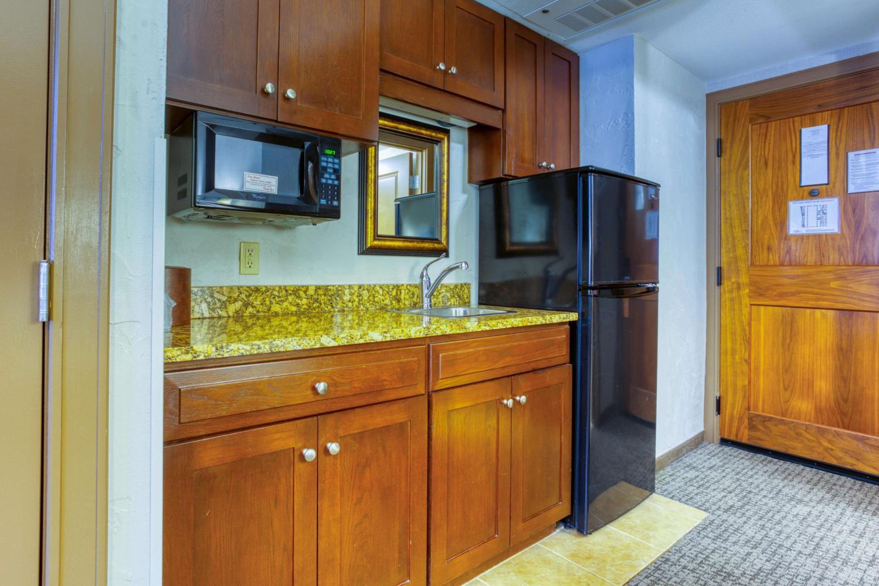 Oversize Deluxe King Room, Jacuzzi - Accessible, Roll-in Shower - Photo 4