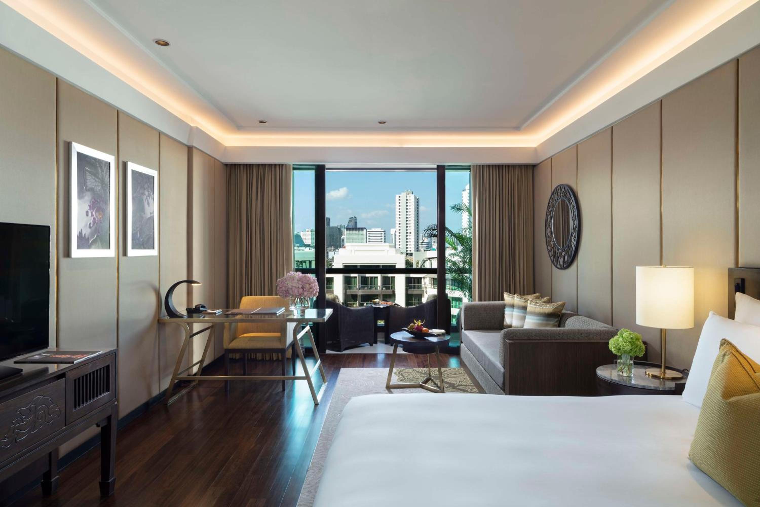 Deluxe King Room with One King Bed and Balcony (Non Smoking)