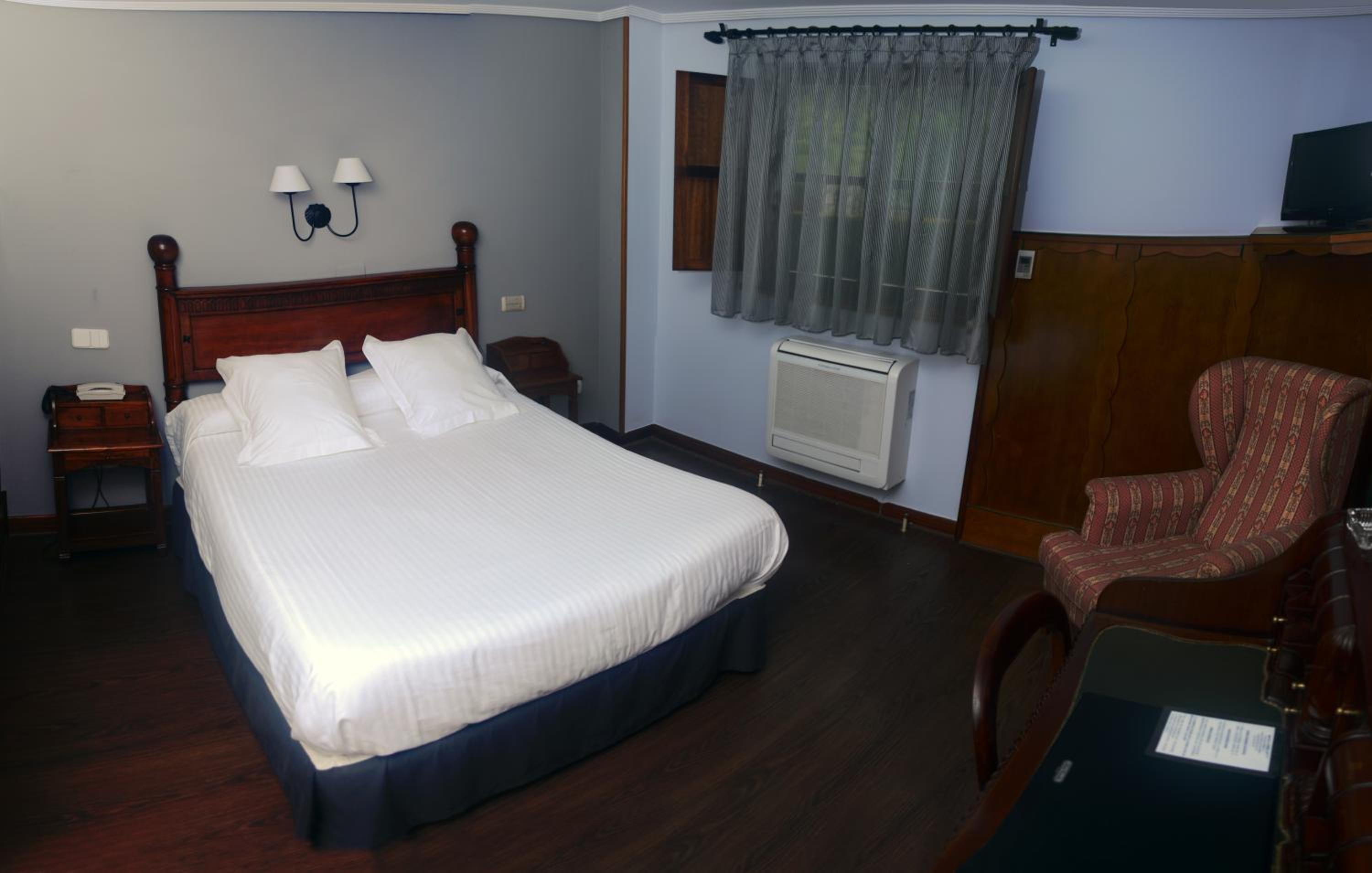 Double or Twin Room - Photo 6