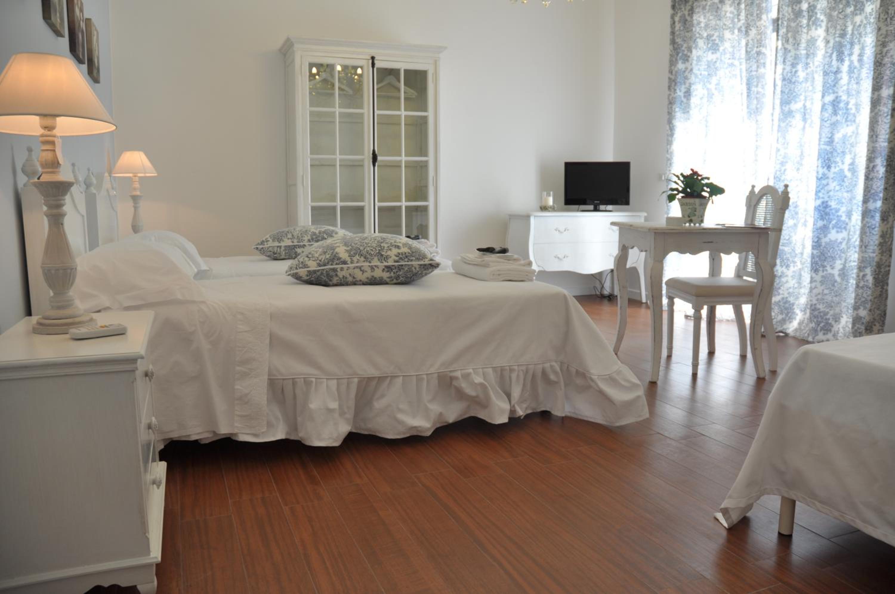 Quadruple Room with Private Bathroom - Photo 6