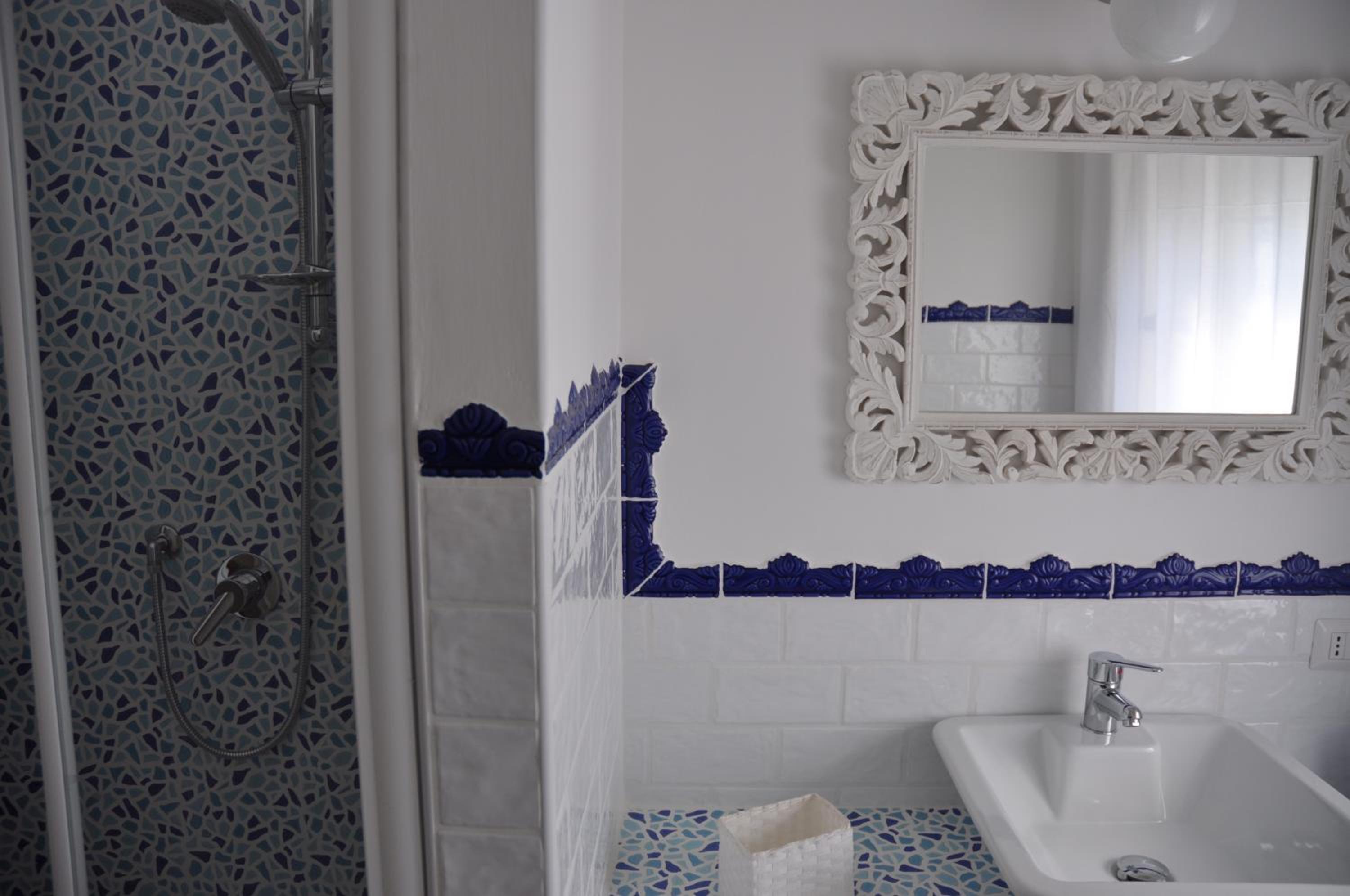 Quadruple Room with Private Bathroom - Photo 7