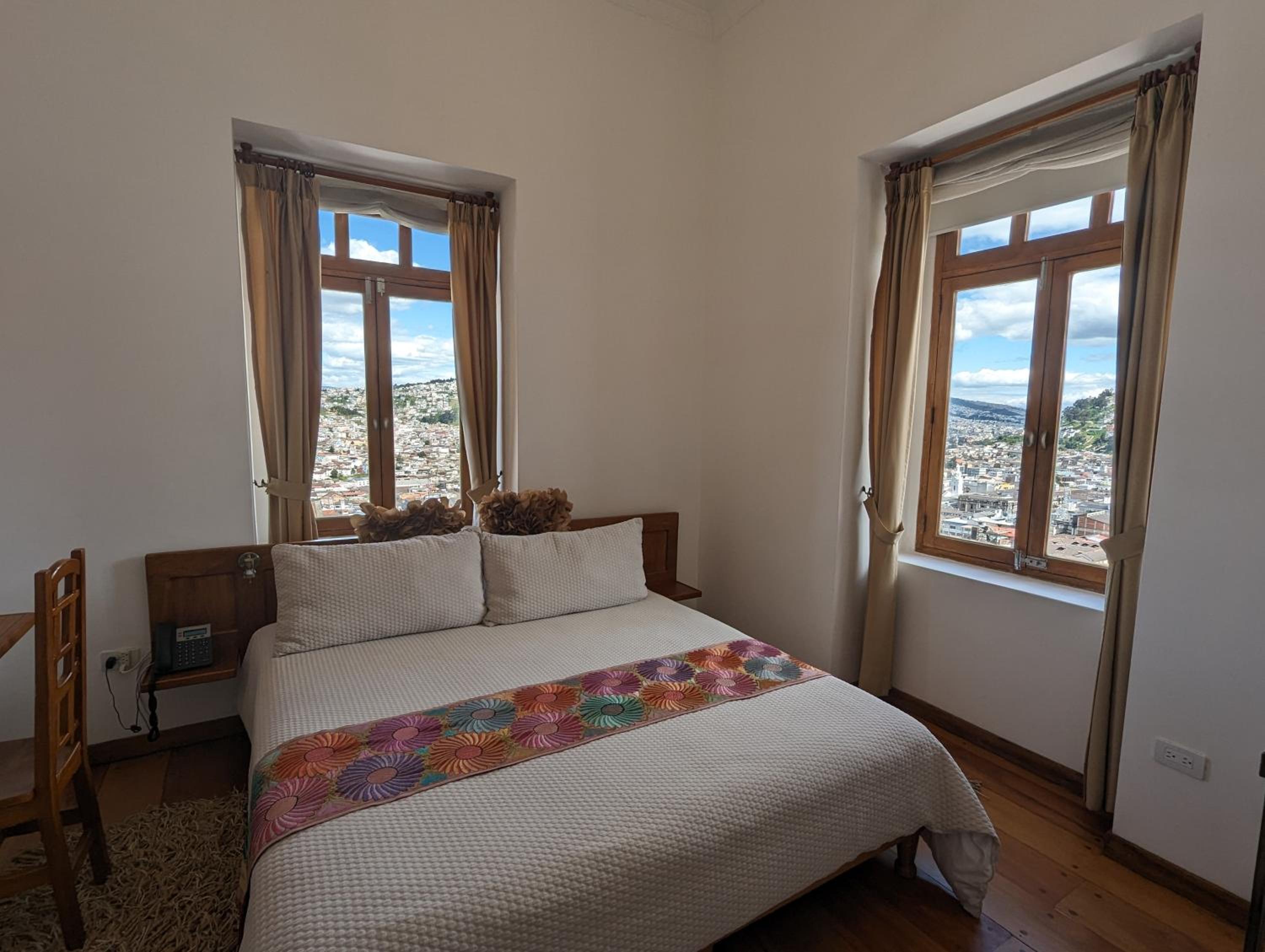 Superior King Room with City View