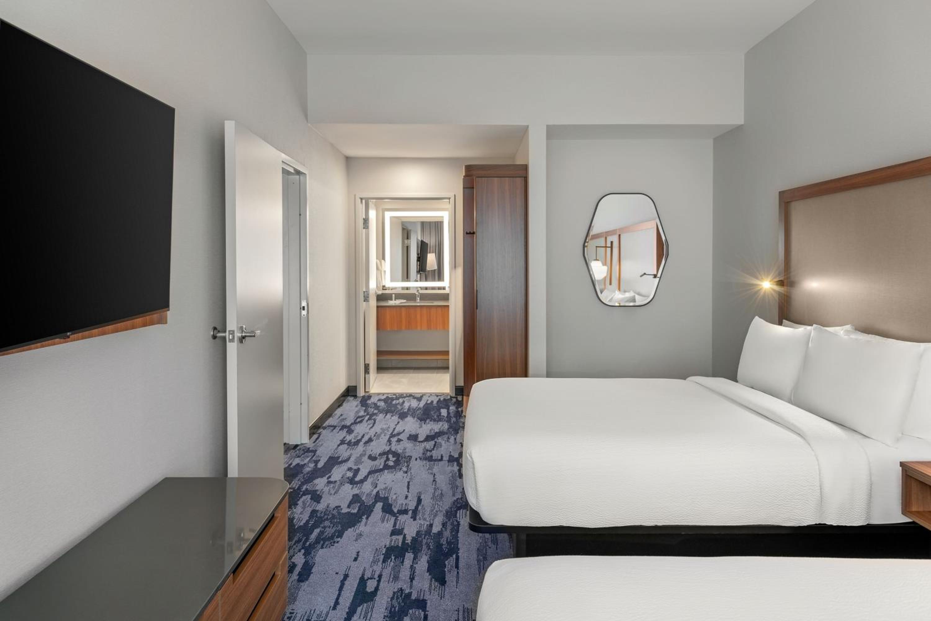Queen Suite with Two Queen Beds, Sofa Bed - Photo 4