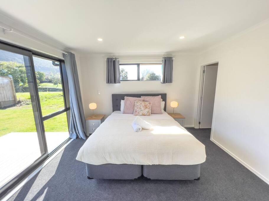 Five-Bedroom House photo 2