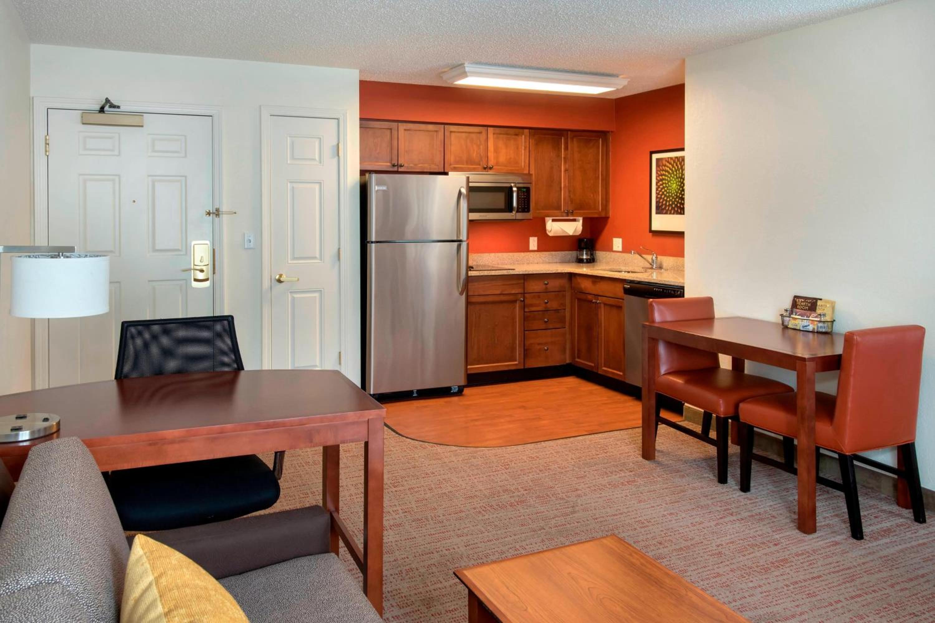 One-Bedroom Queen Suite - Photo 2