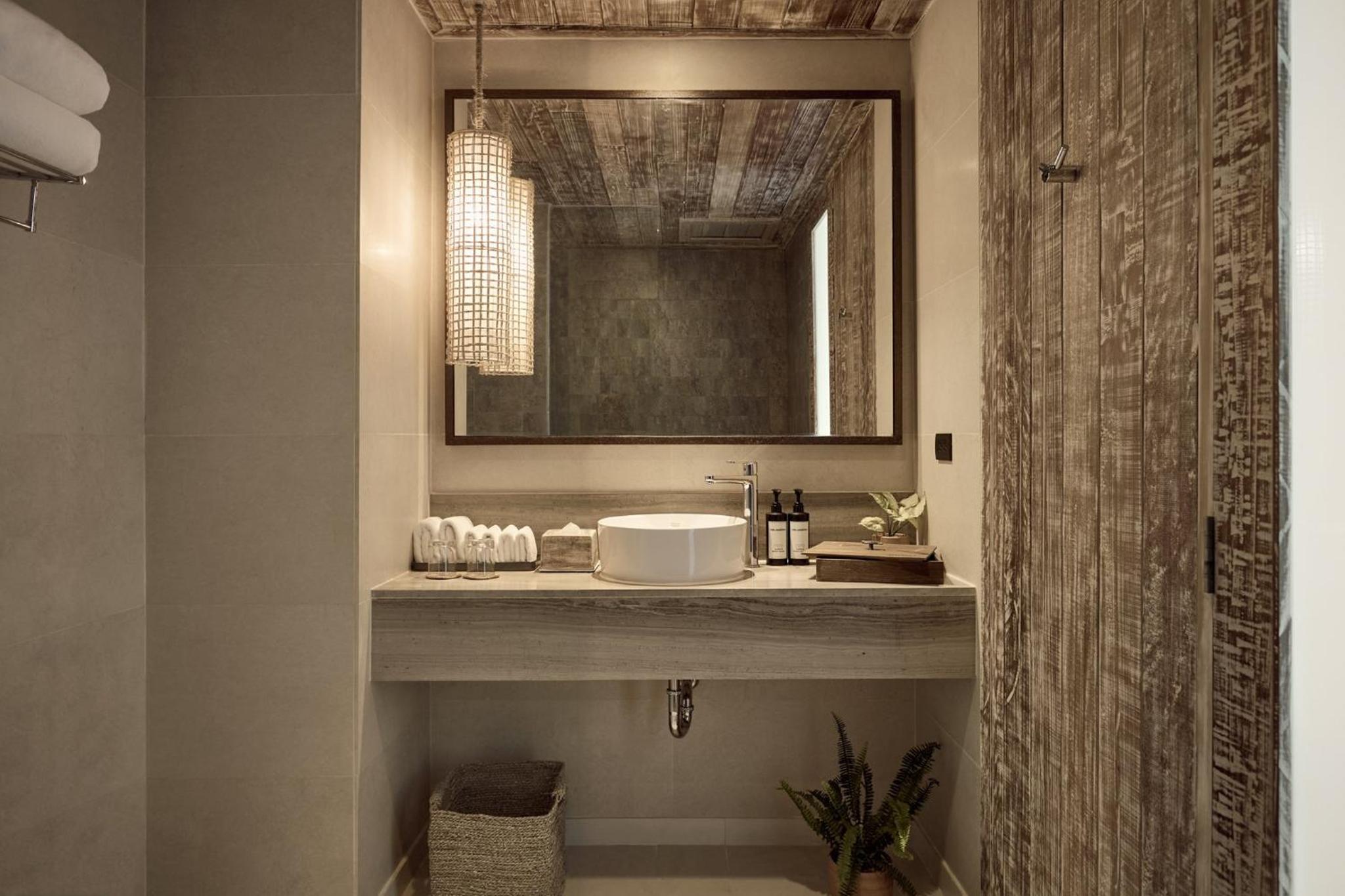 Two-Bedroom Corner Suite with King and Single Bed photo 3