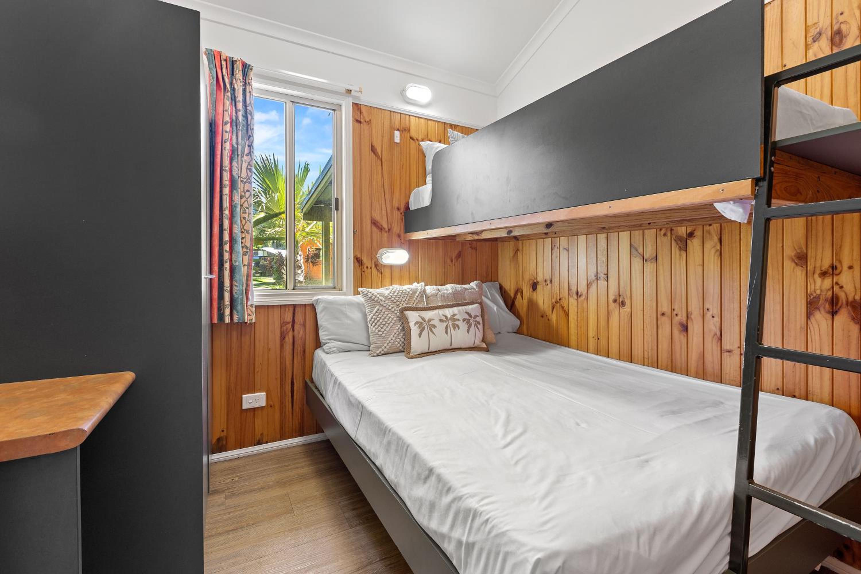 Garden Villa - 1 Queen + 1 Trio Bunk (5 person) - Photo 4