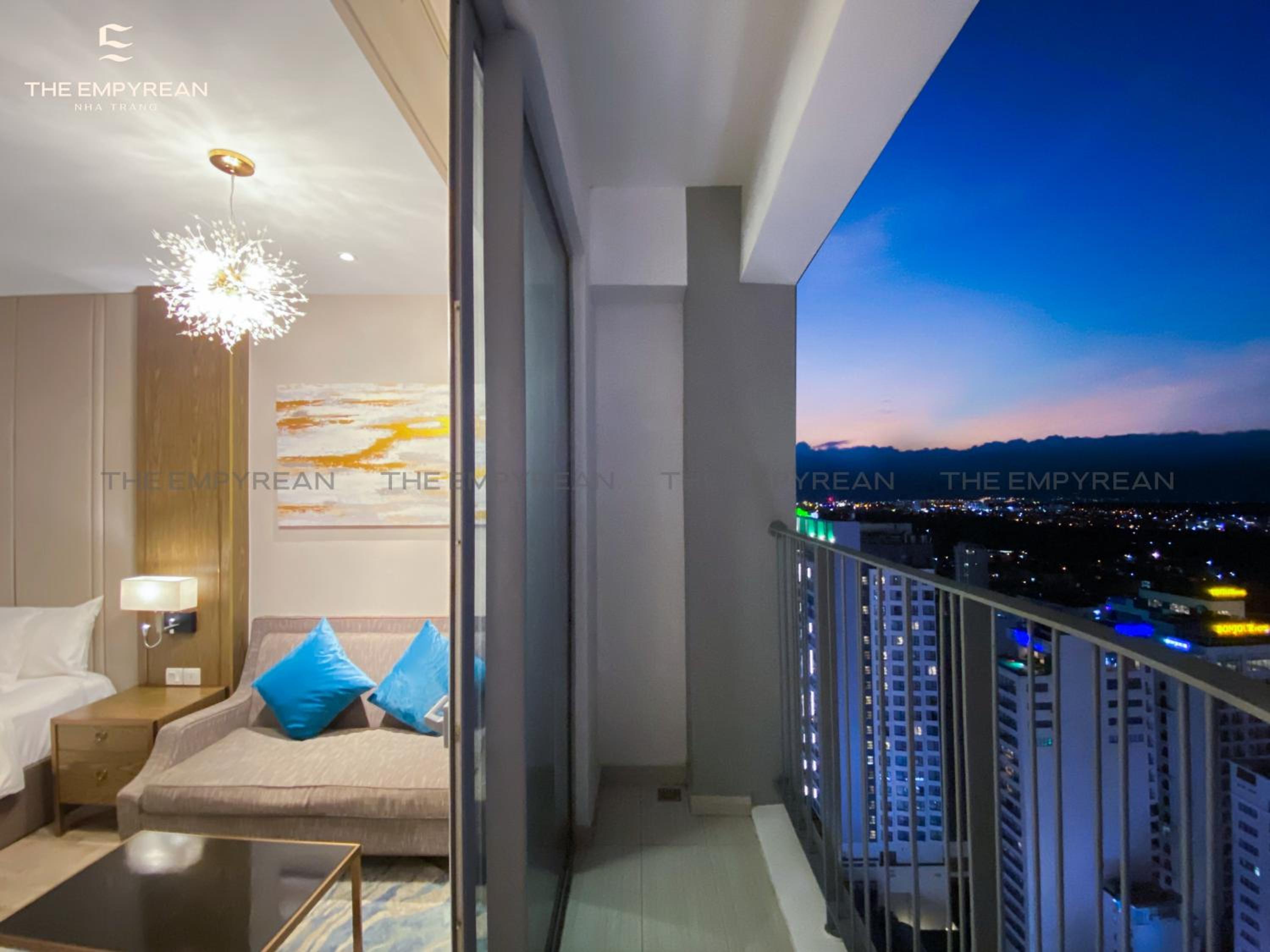 Deluxe King Room with Sea View - Photo 4