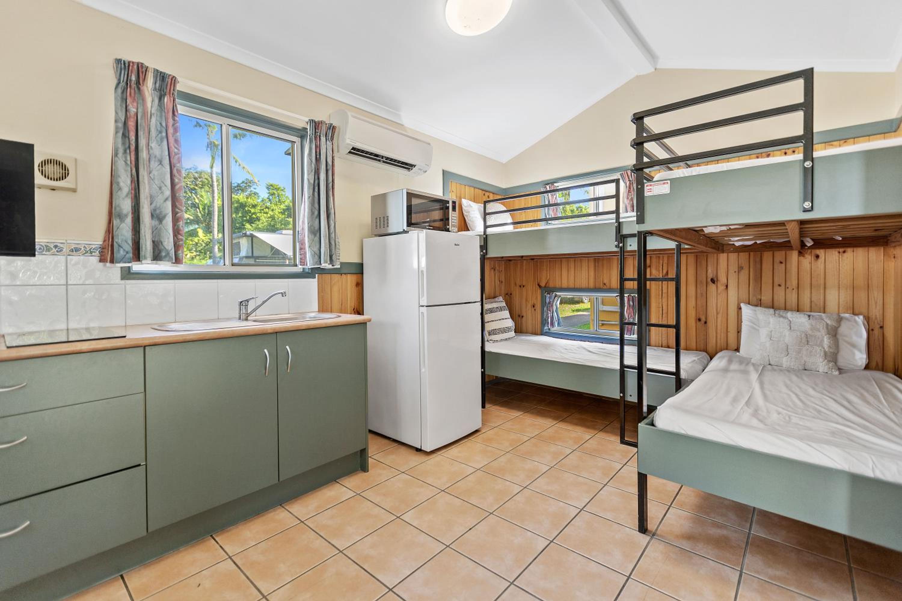 Cabin with Shared Bathroom - Islander (6 person)