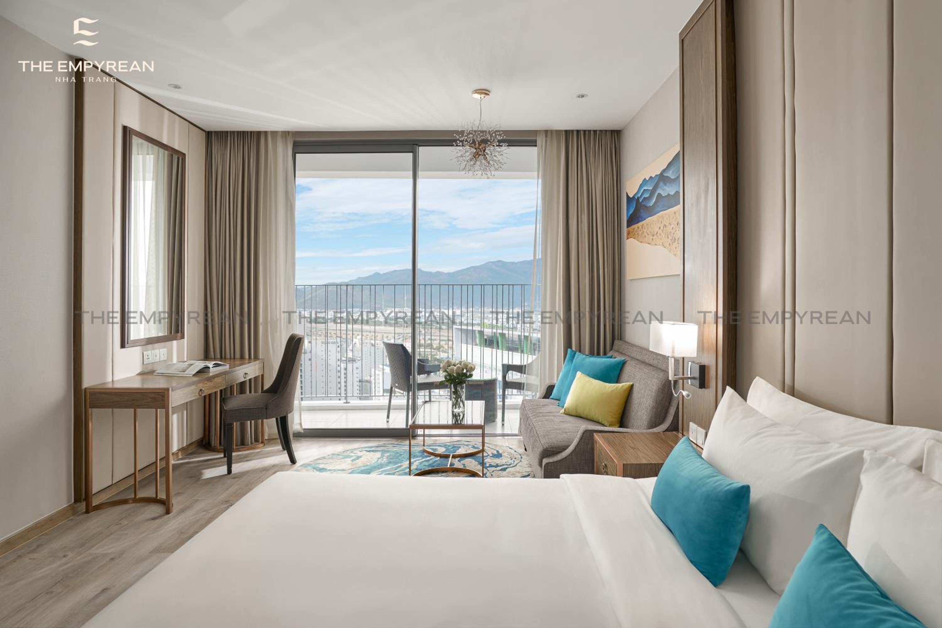 Deluxe King Room with City View - Photo 4