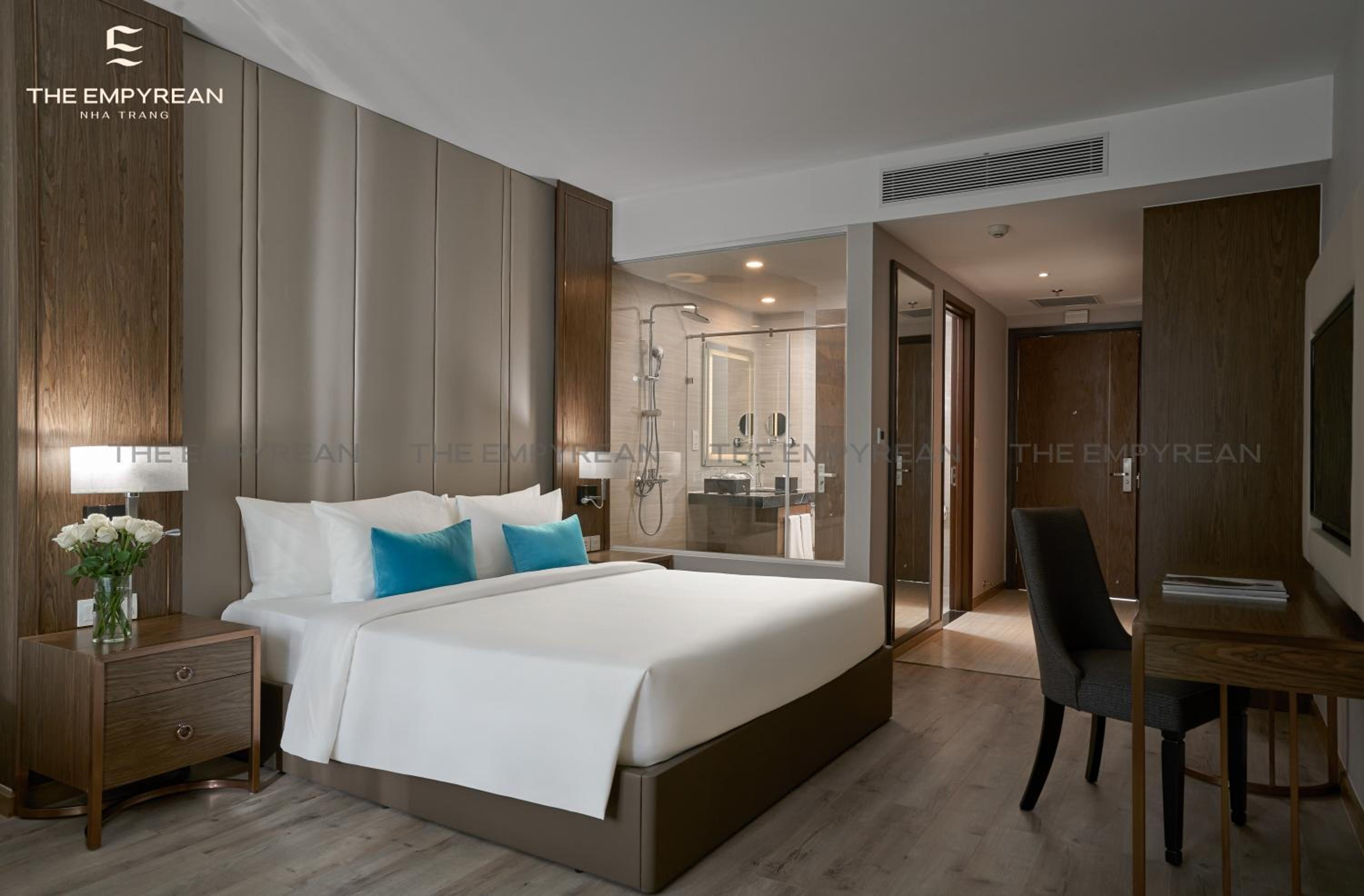 Deluxe King Room with City View - Photo 3