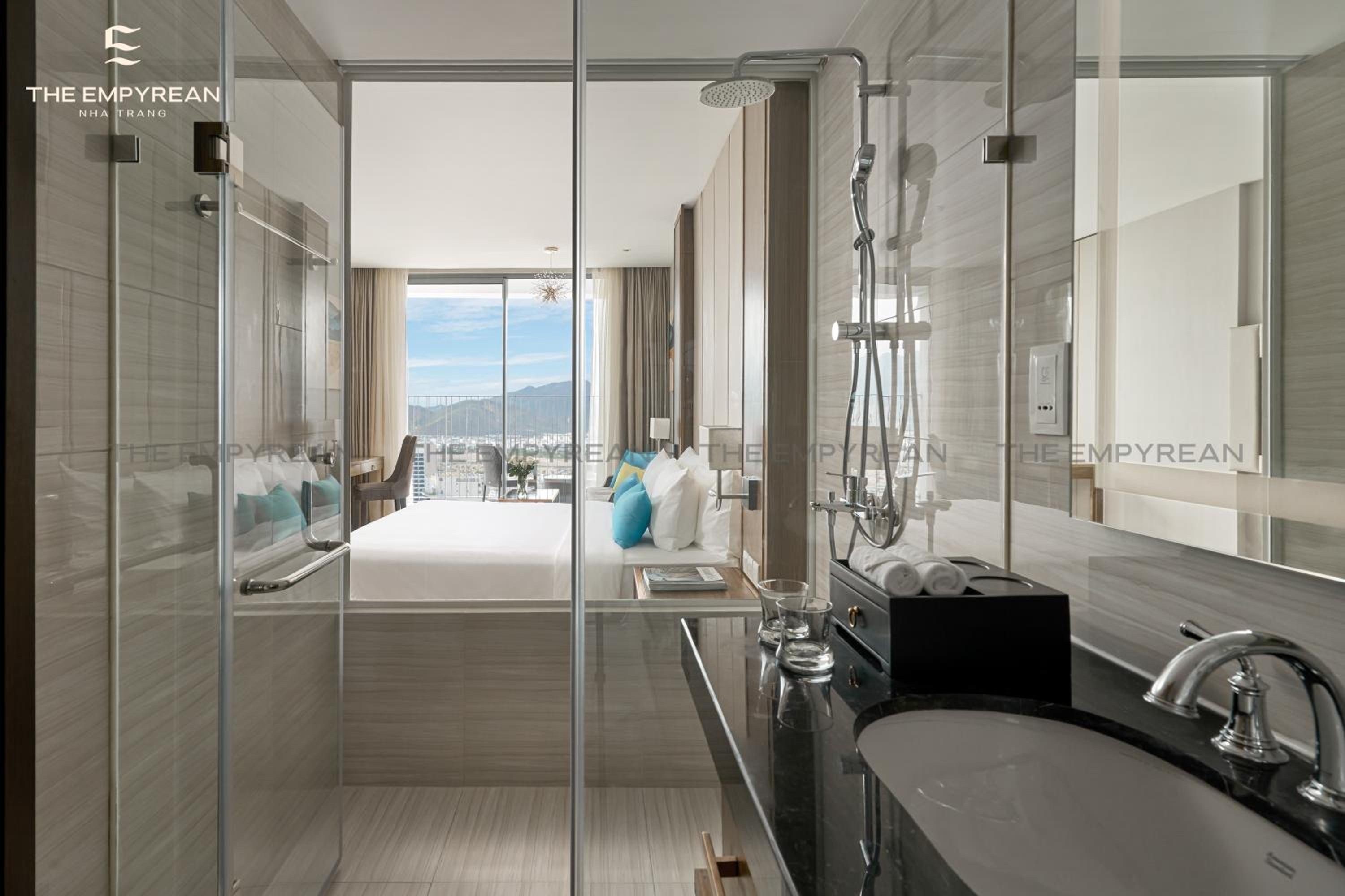 Deluxe King Room with City View - Photo 5
