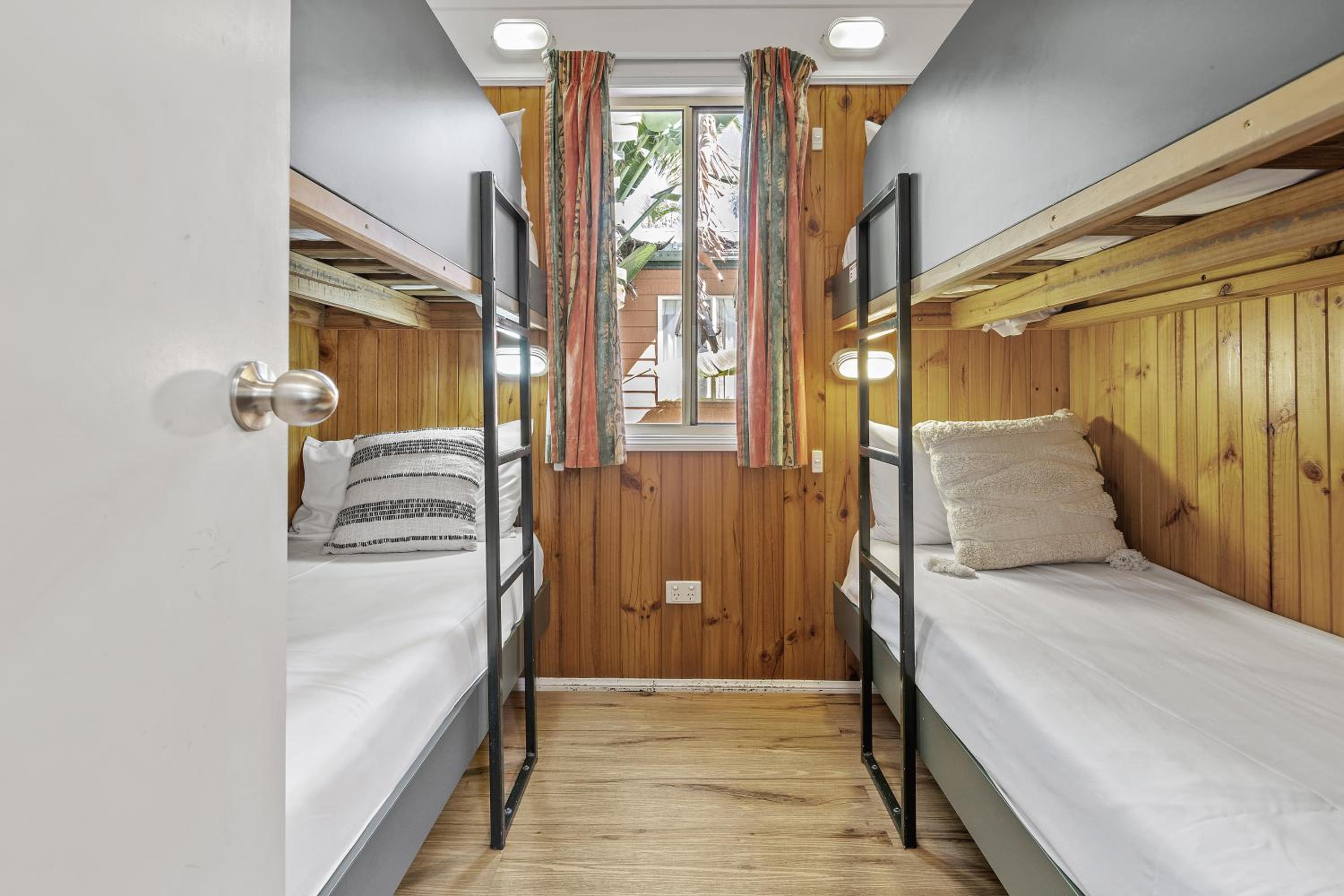 Garden Villa - 1 Queen + 2 Bunks (6 person) - Photo 4