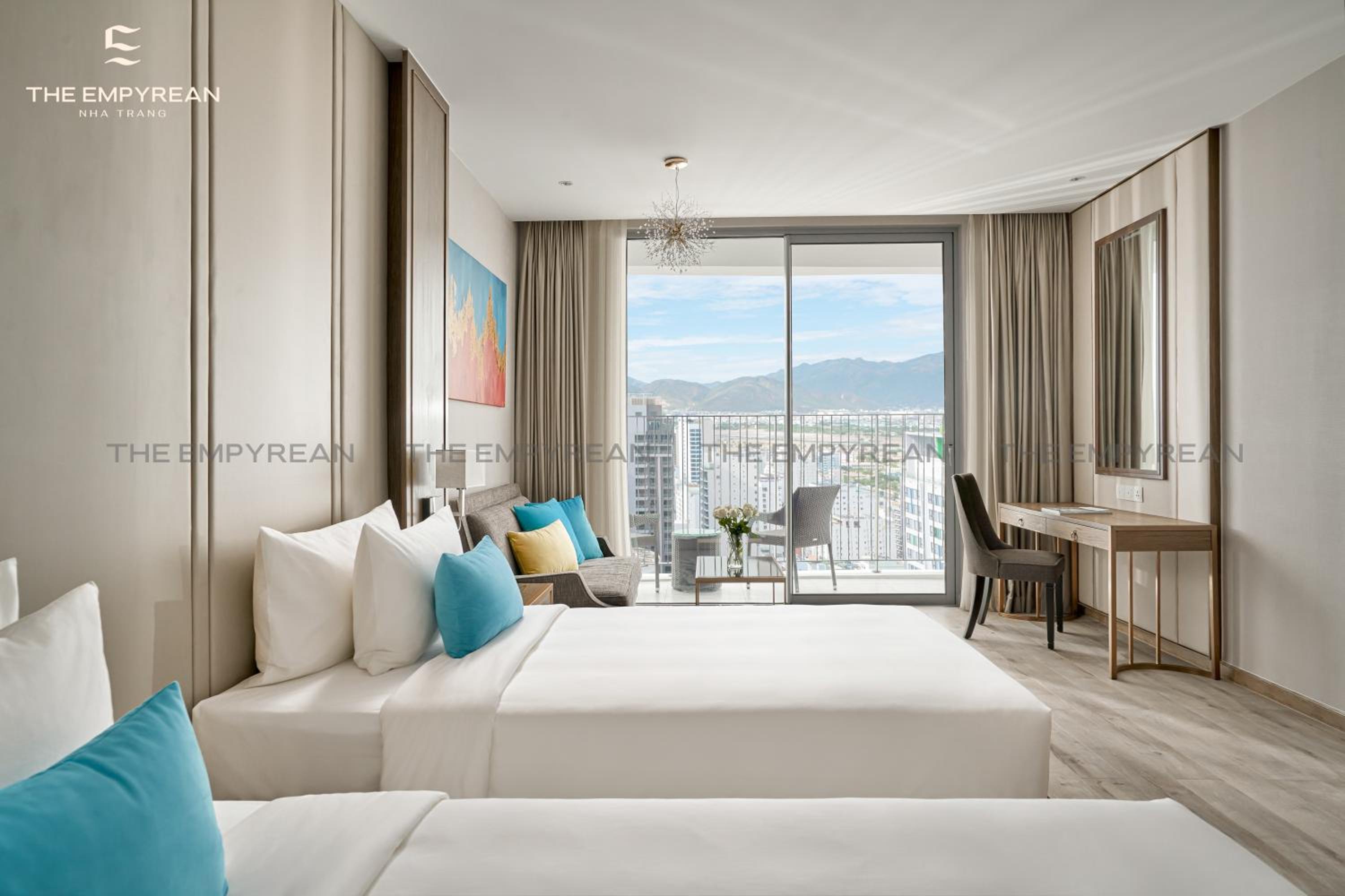 Deluxe Twin Room with City View - Photo 4