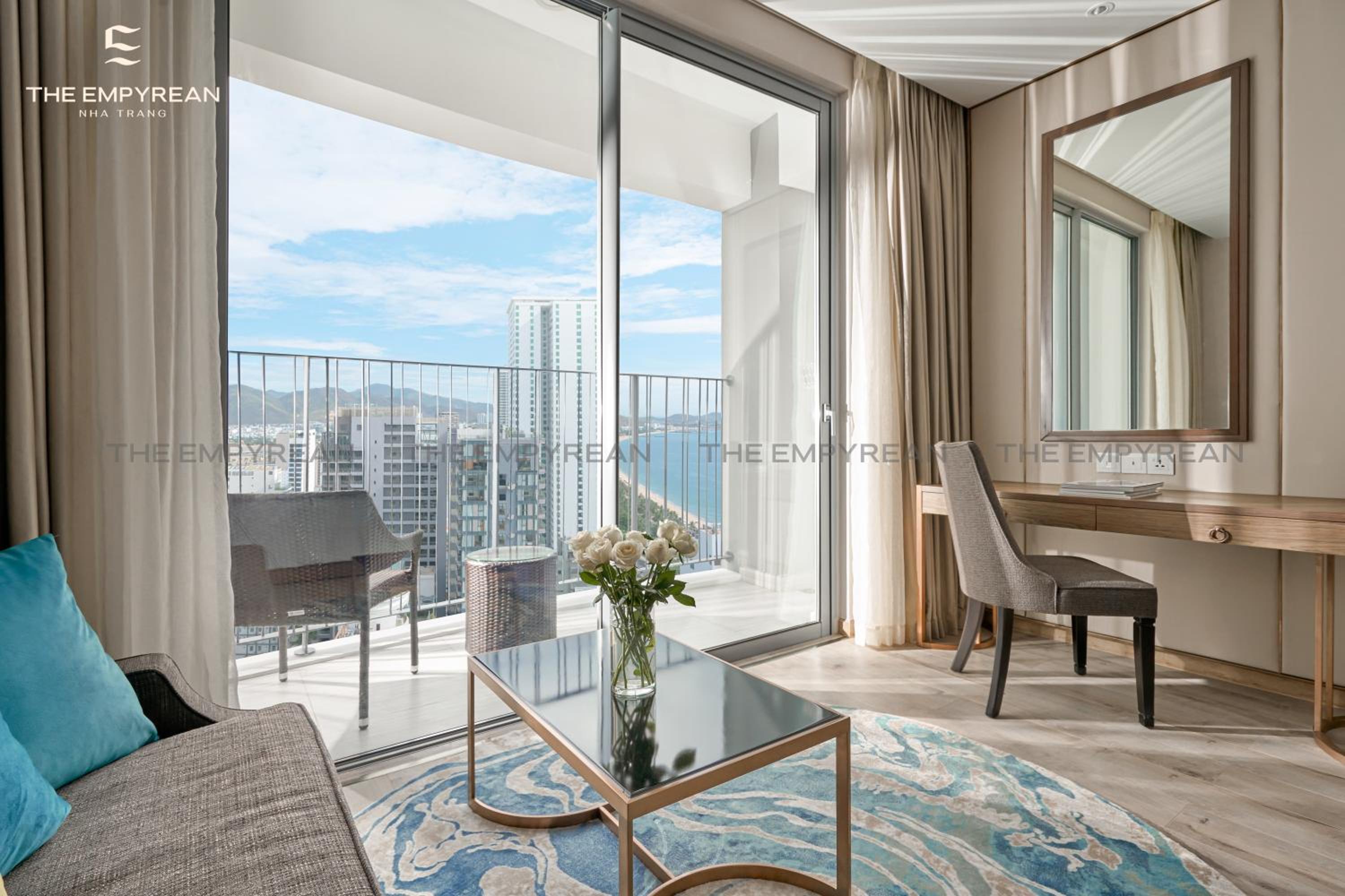 Deluxe Twin Room with City View - Photo 2