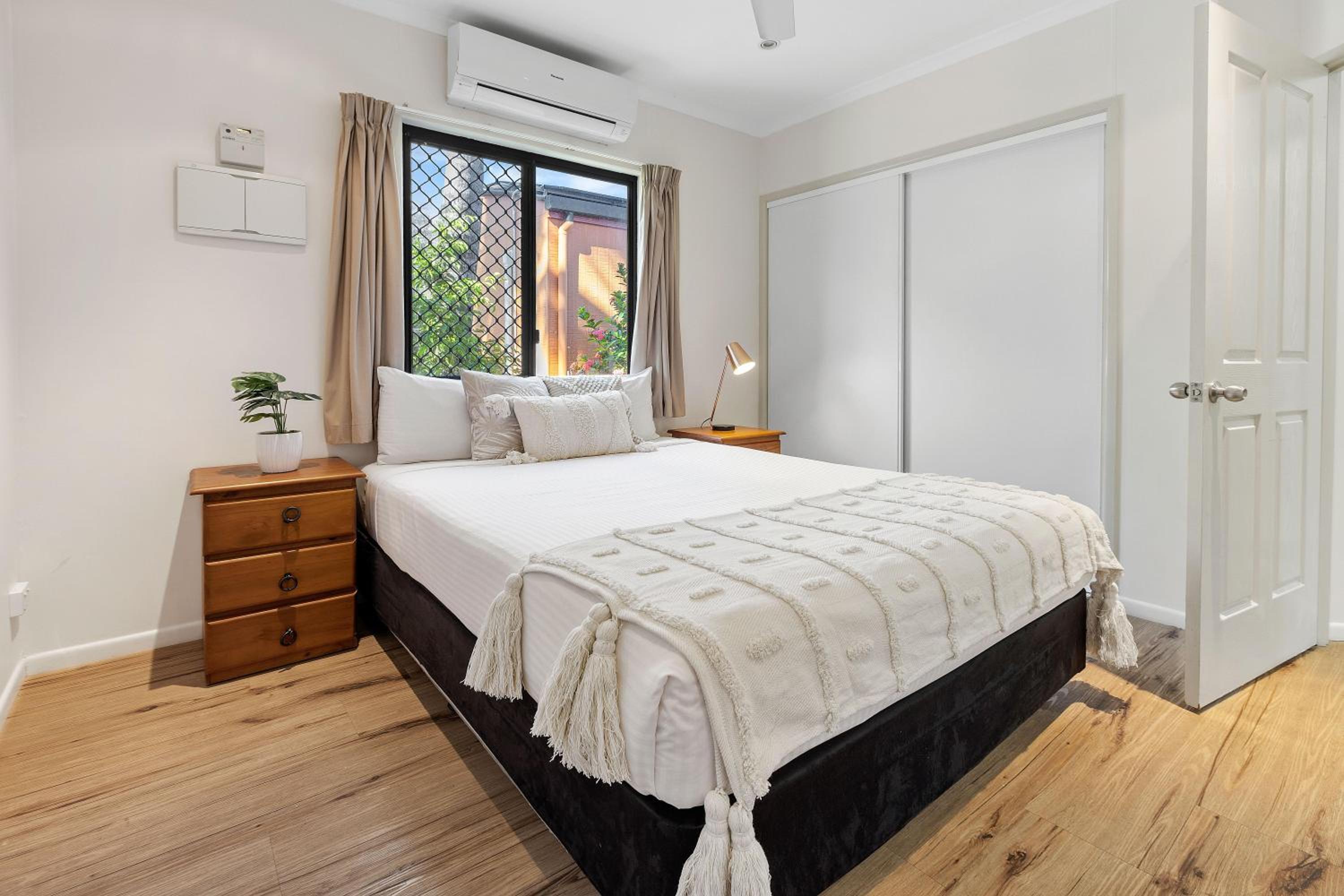 Premium Tropical Villa - 1 Queen + 2 Bunks (6 person) - Photo 5