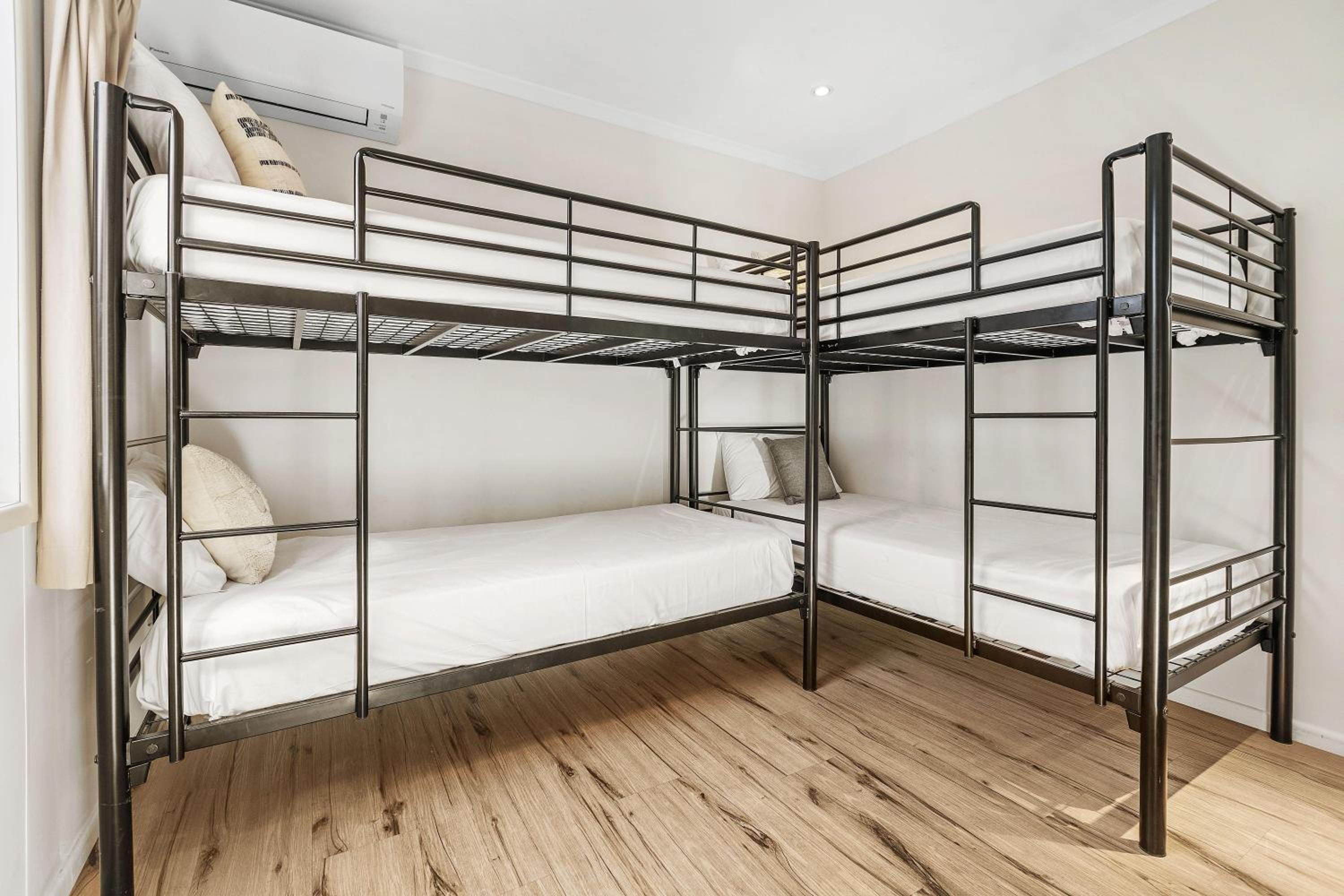 Premium Tropical Villa - 1 Queen + 2 Bunks (6 person) - Photo 4