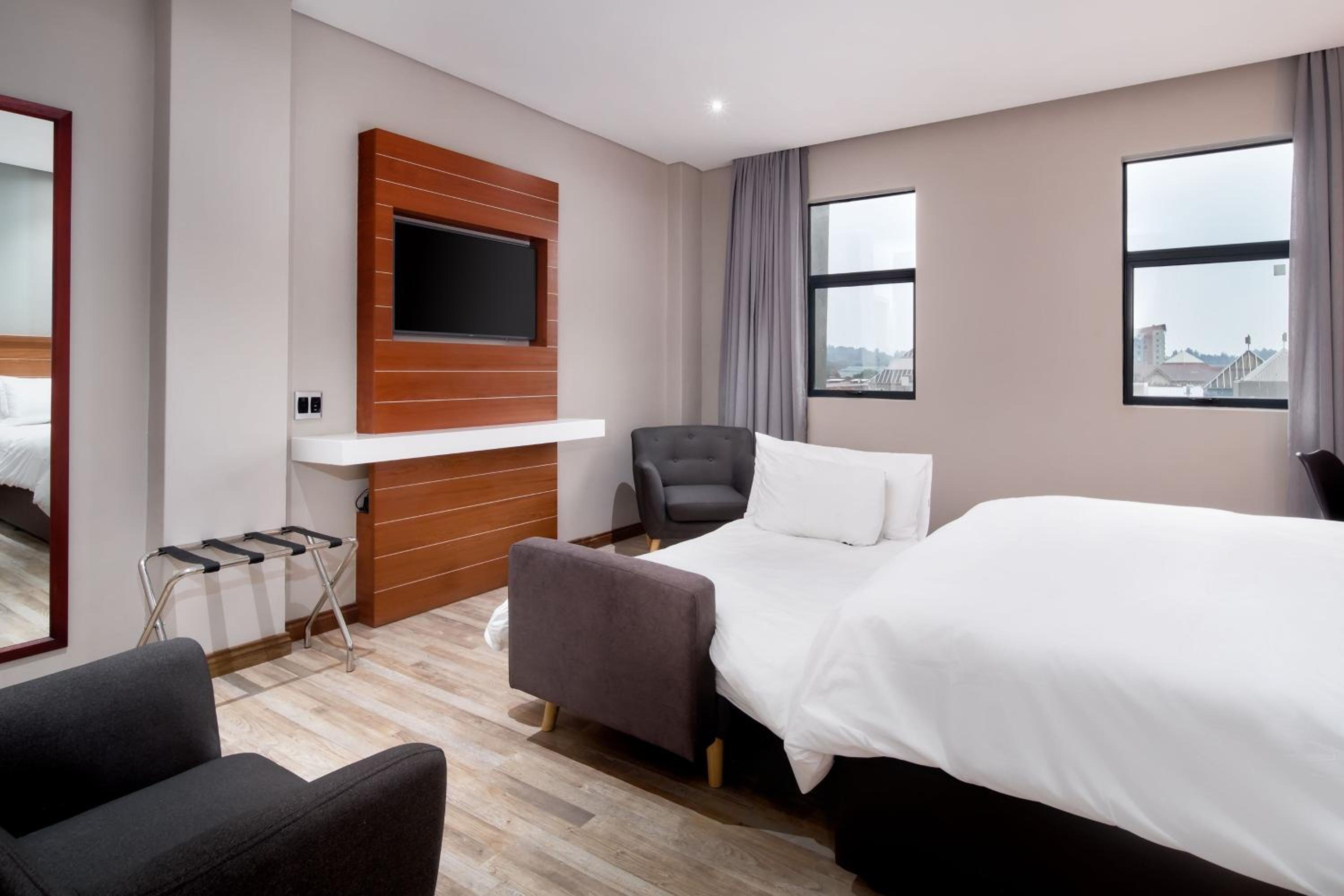 Luxury King Room with Sofa Bed and City View - Photo 2