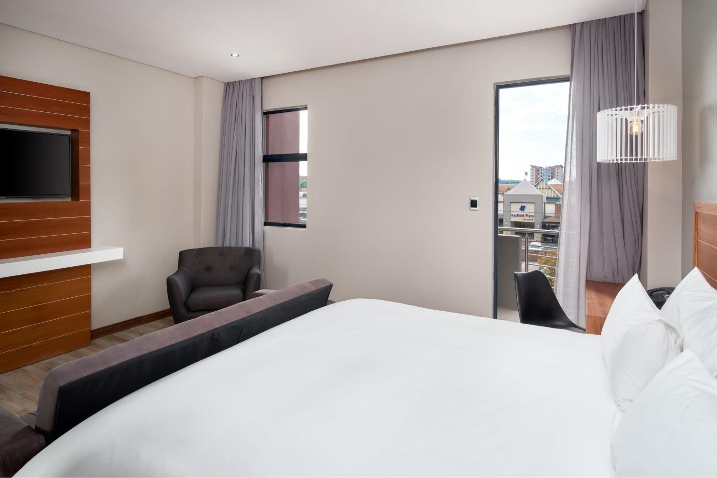 Luxury King Room with Sofa Bed and Balcony - City View - Photo 1