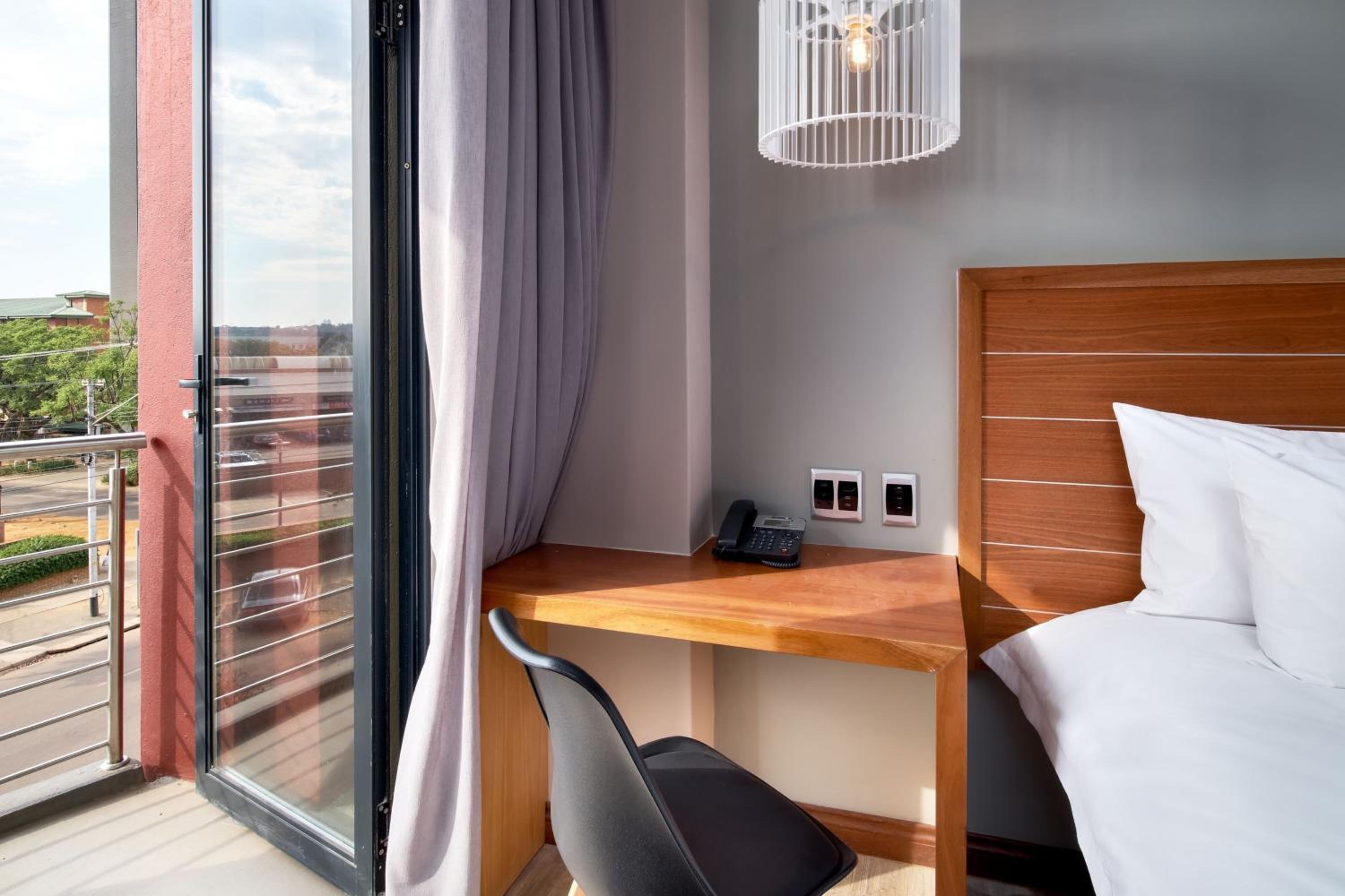 Luxury King Room with Sofa Bed and Balcony - City View - Photo 2