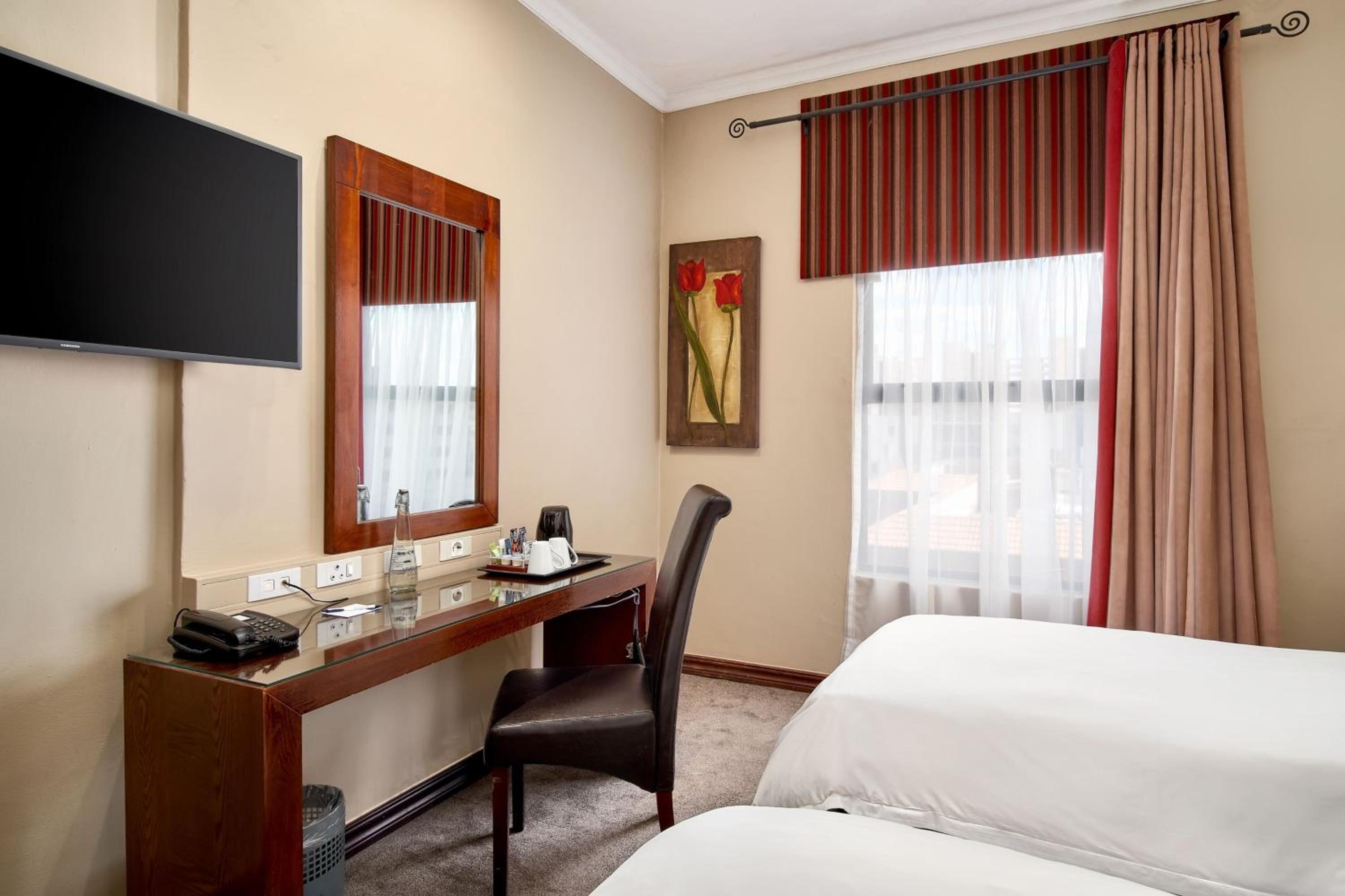 Standard Twin Room with City View - Photo 1