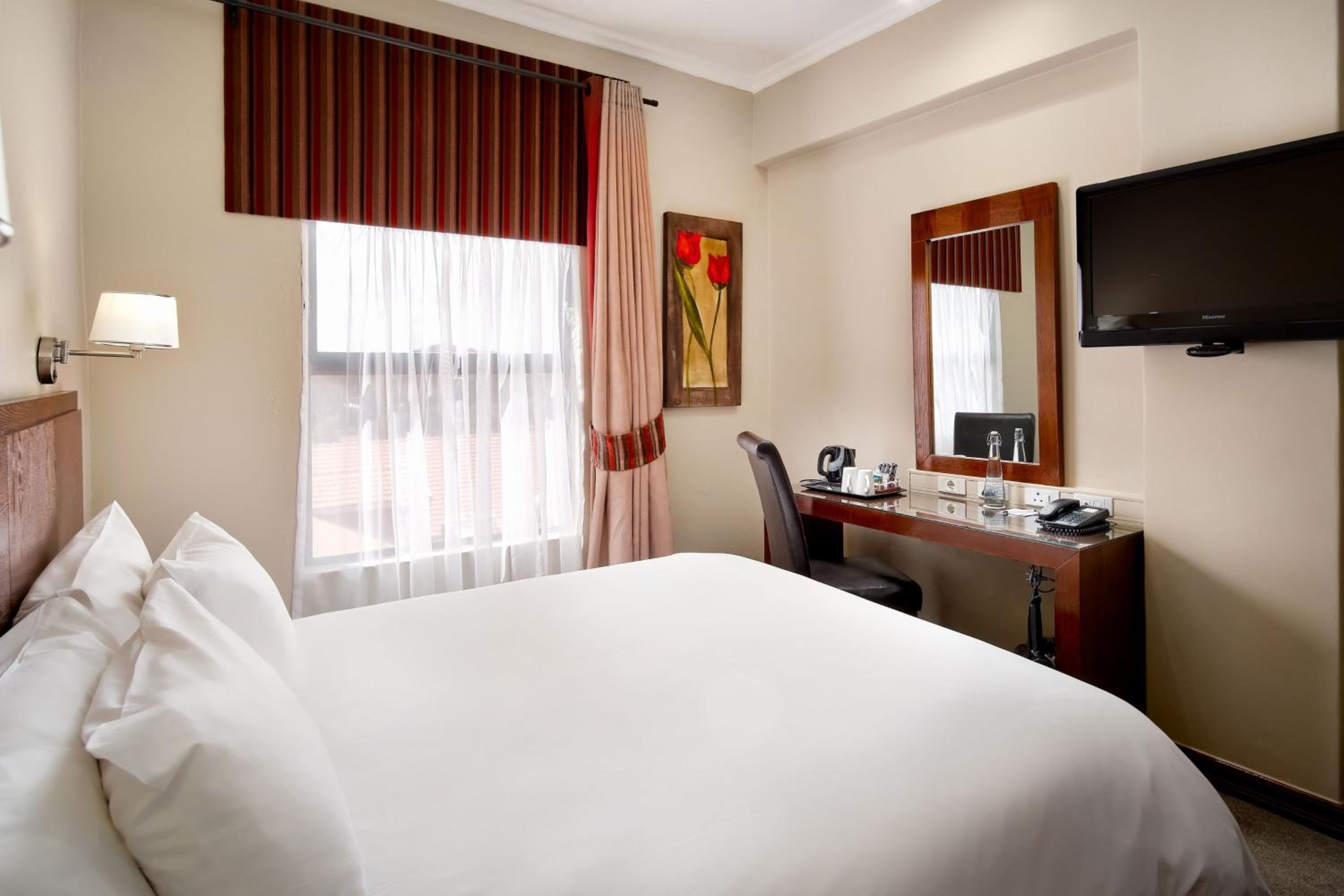 Standard Queen Room with City View - Photo 1