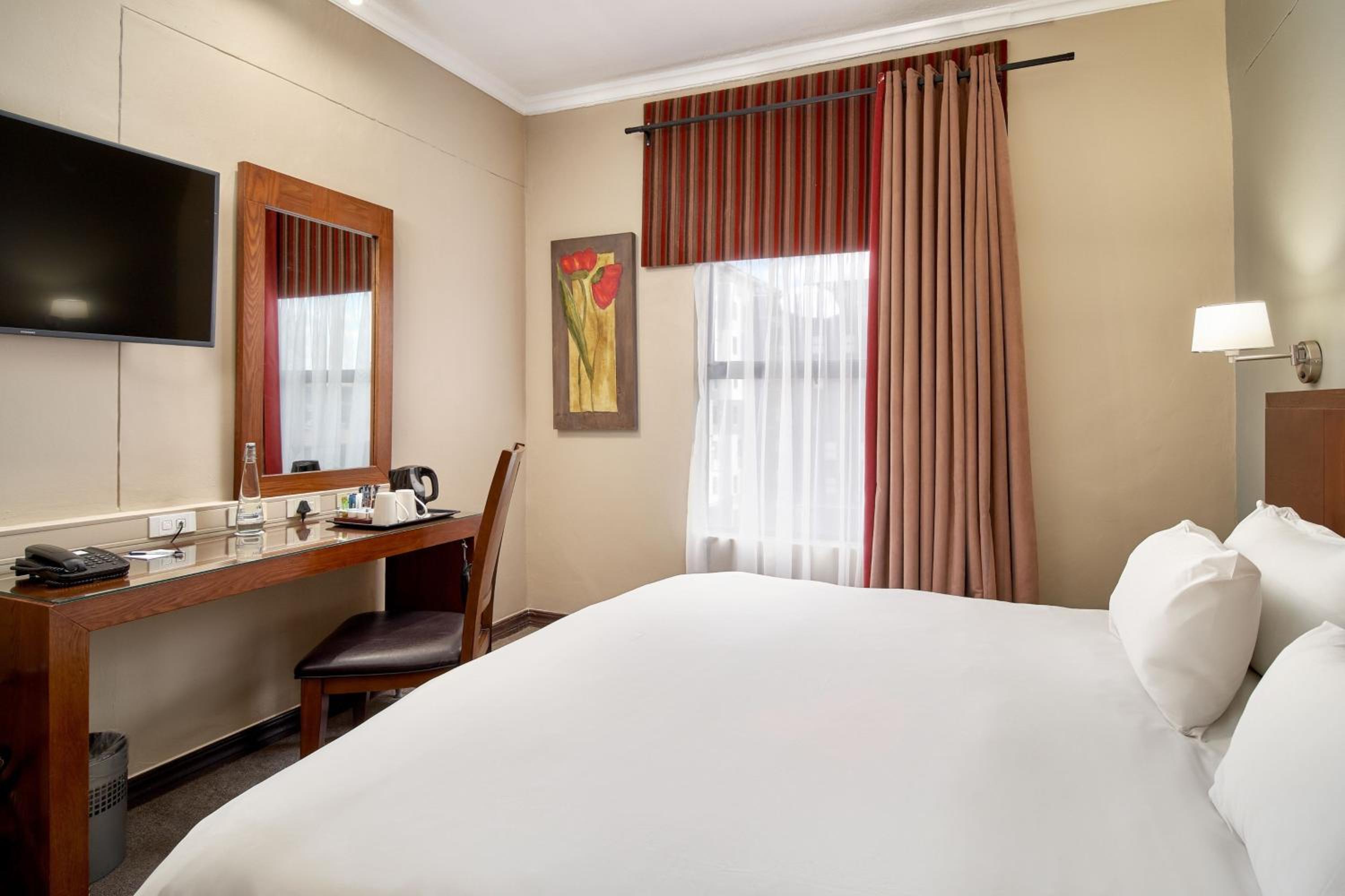 Standard King Room with City View - Photo 1