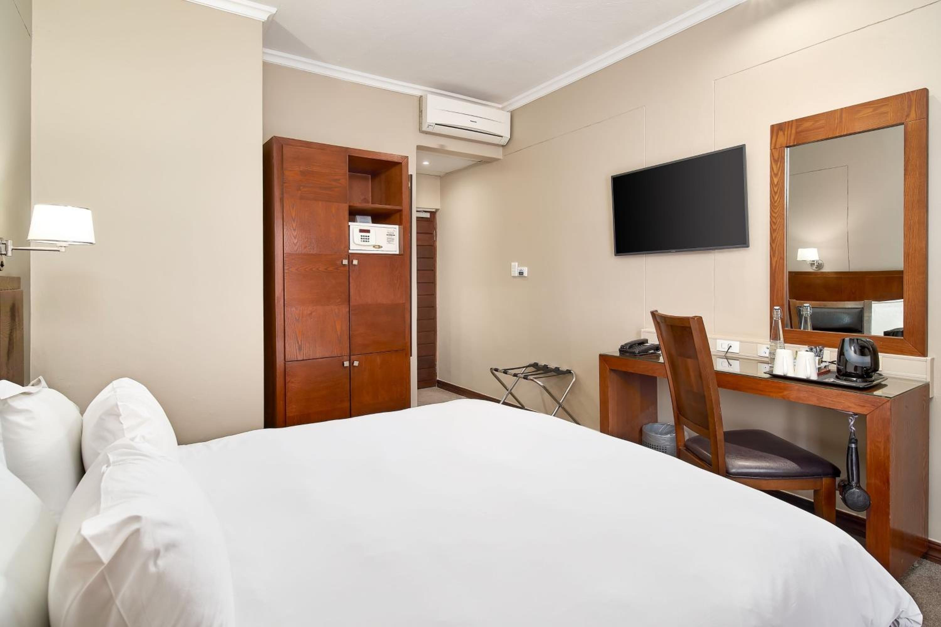 Standard King Room with City View - Photo 2