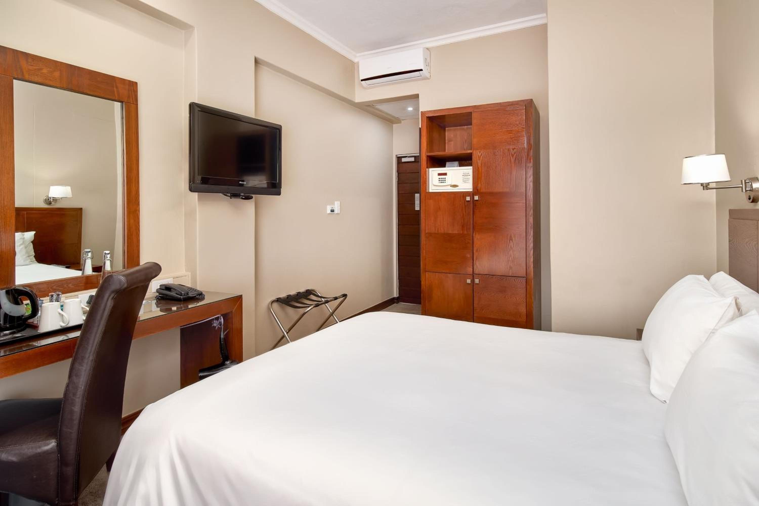 Standard Queen Room with City View - Photo 4