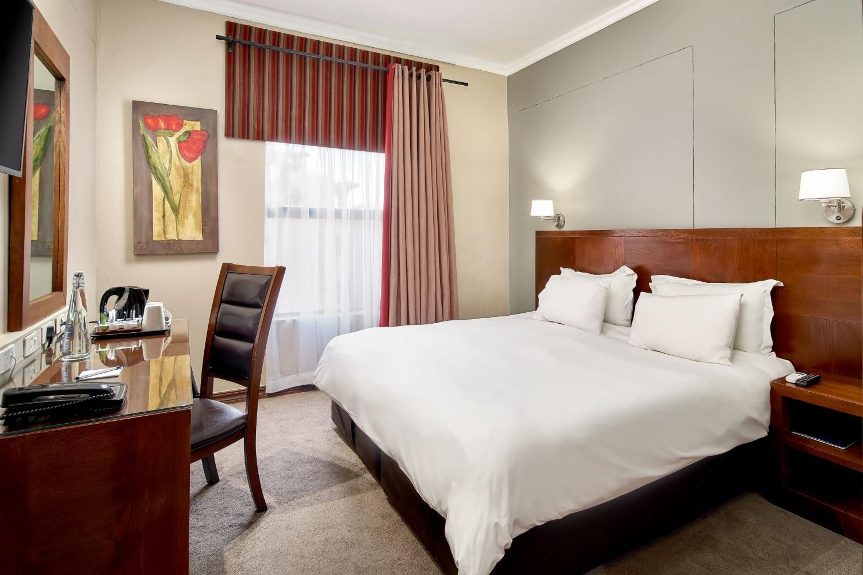 Standard King Room with City View - Photo 3