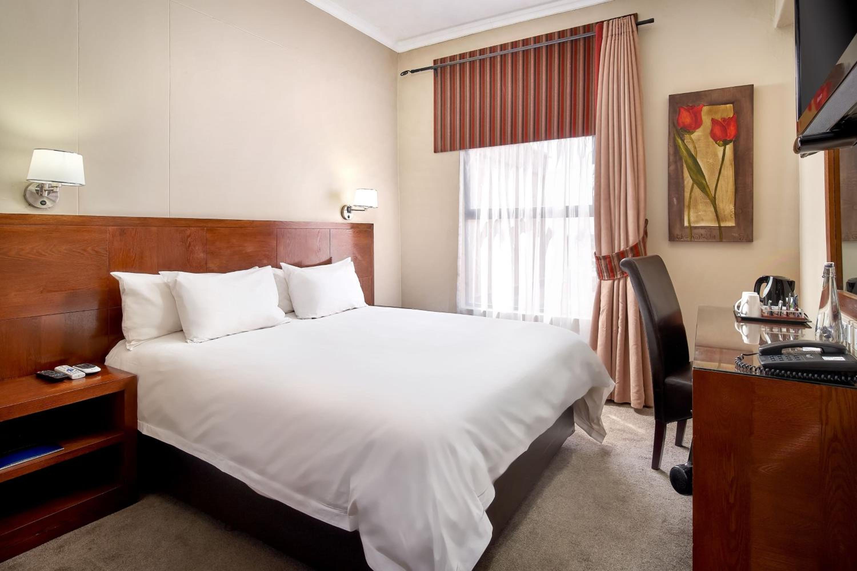 Standard Queen Room with City View - Photo 2