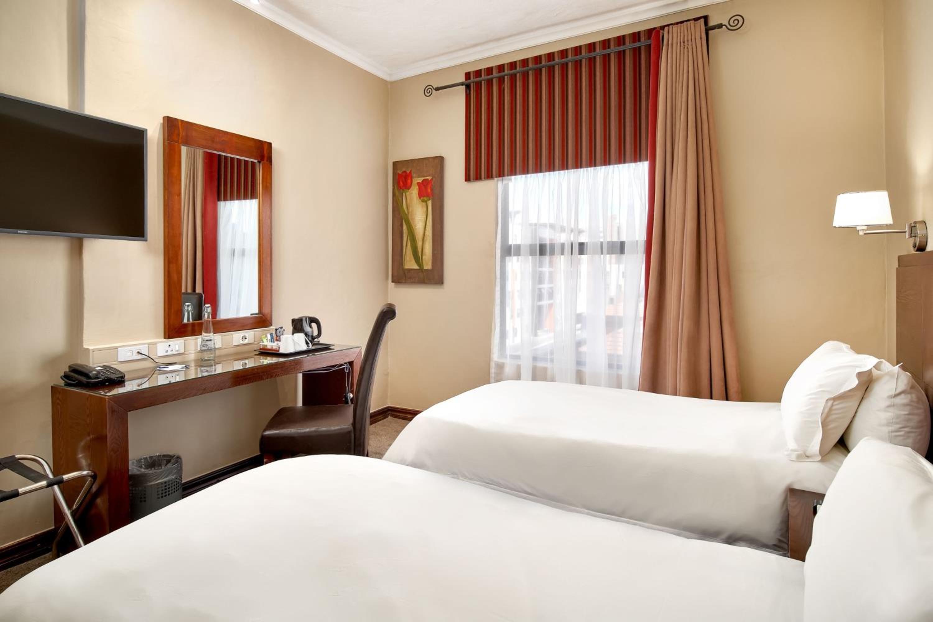 Standard Twin Room with City View - Photo 3