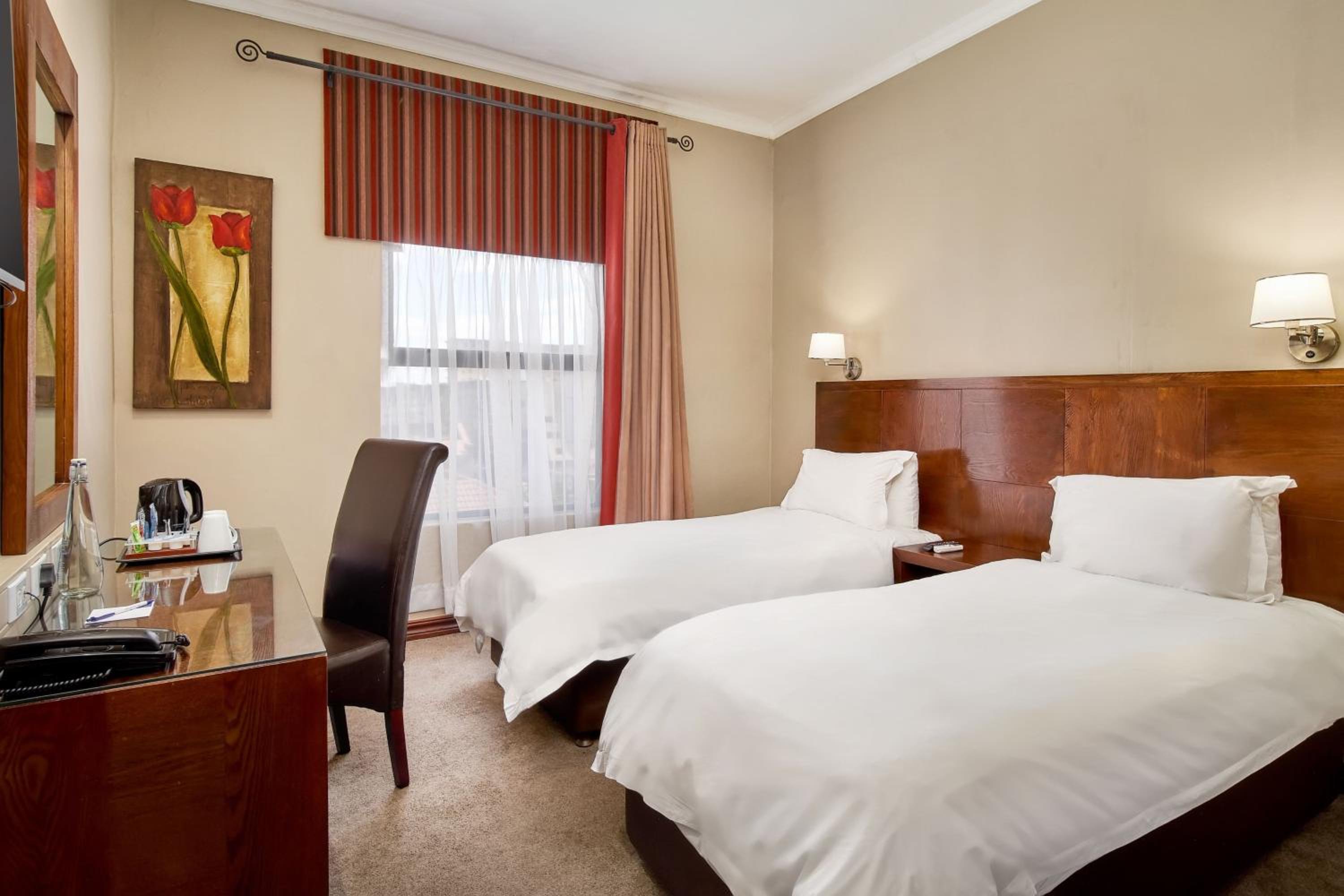 Standard Twin Room with City View - Photo 2