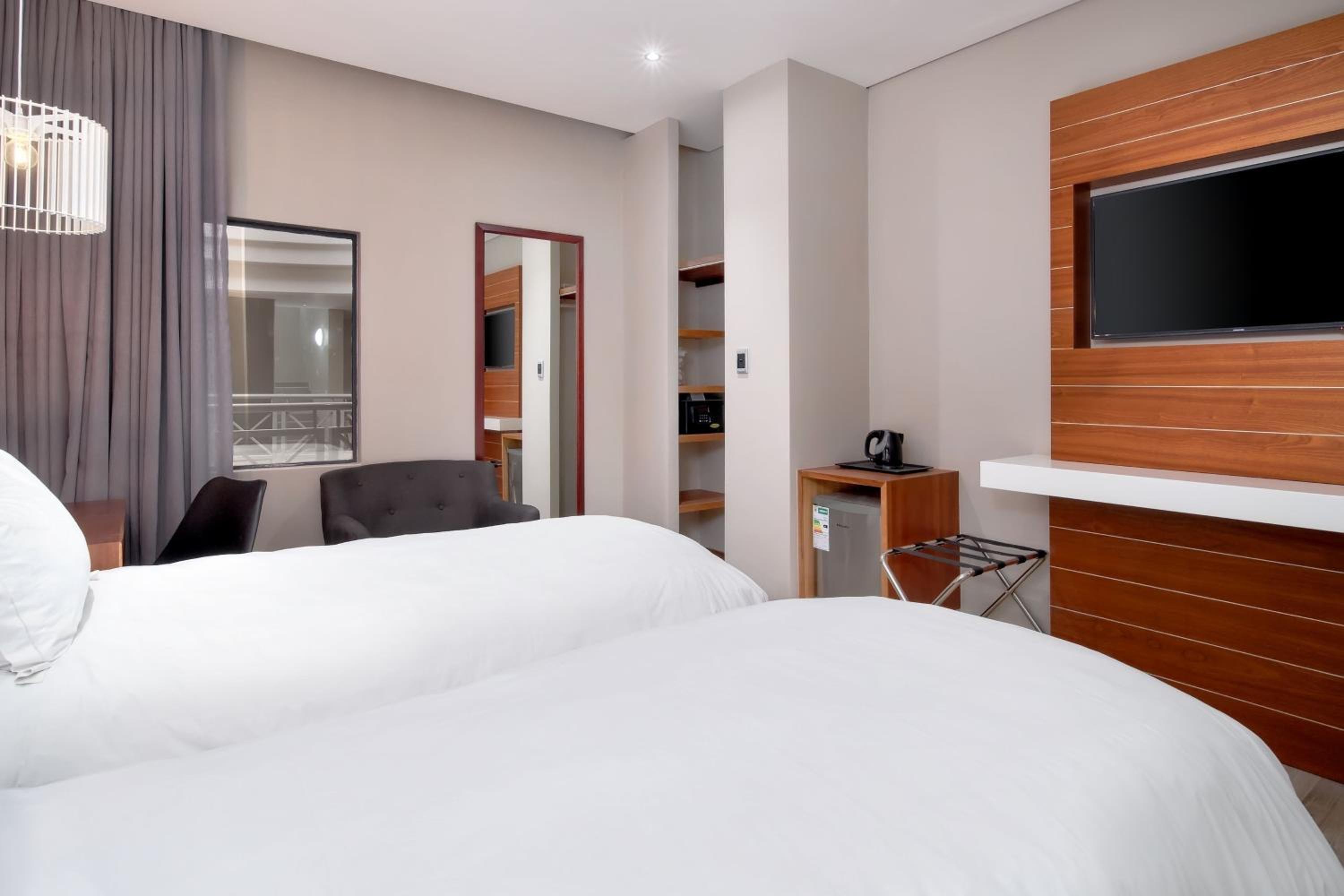 Superior King Room with City View - Photo 5