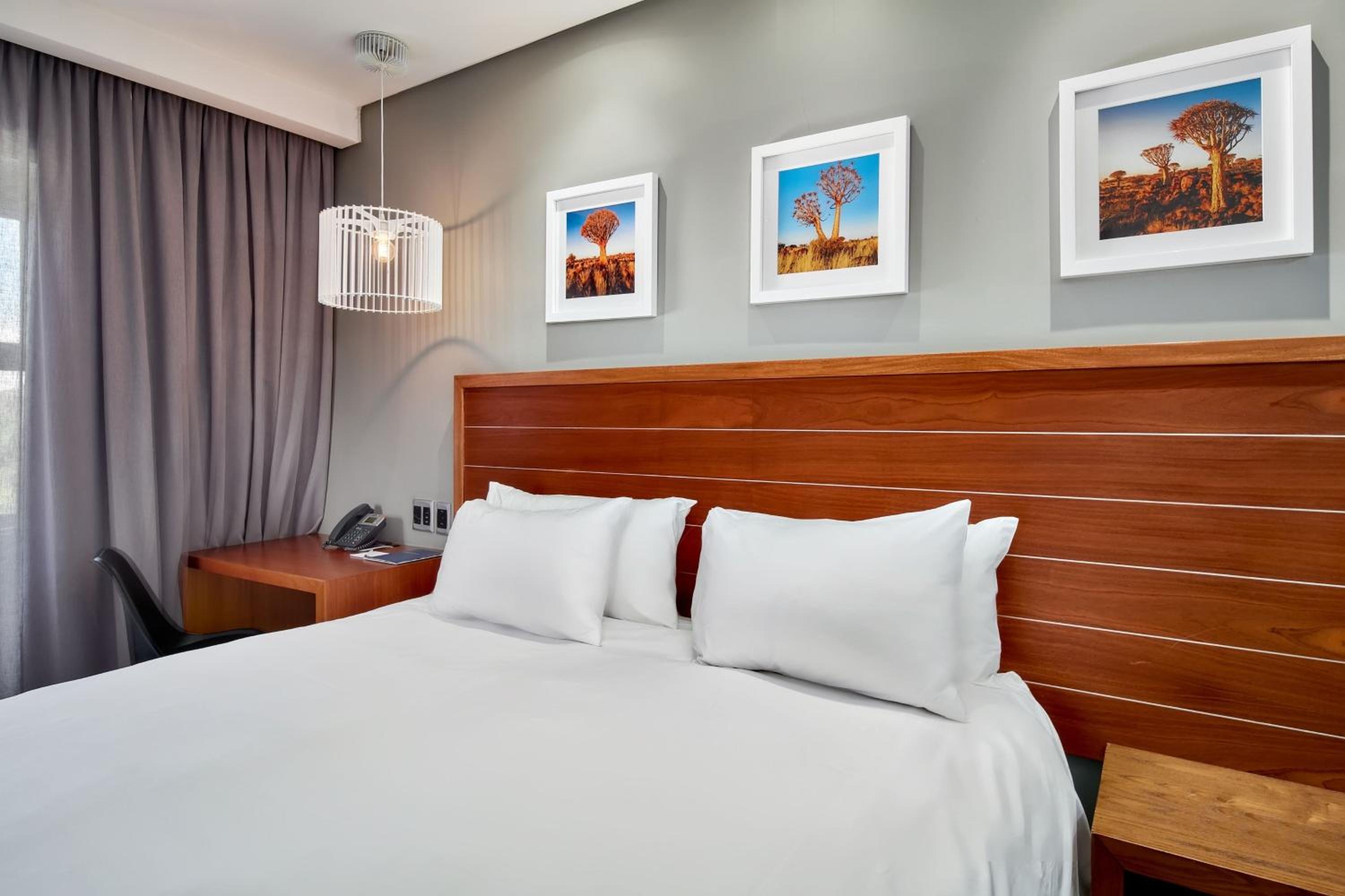 Superior King Room with City View - Photo 2