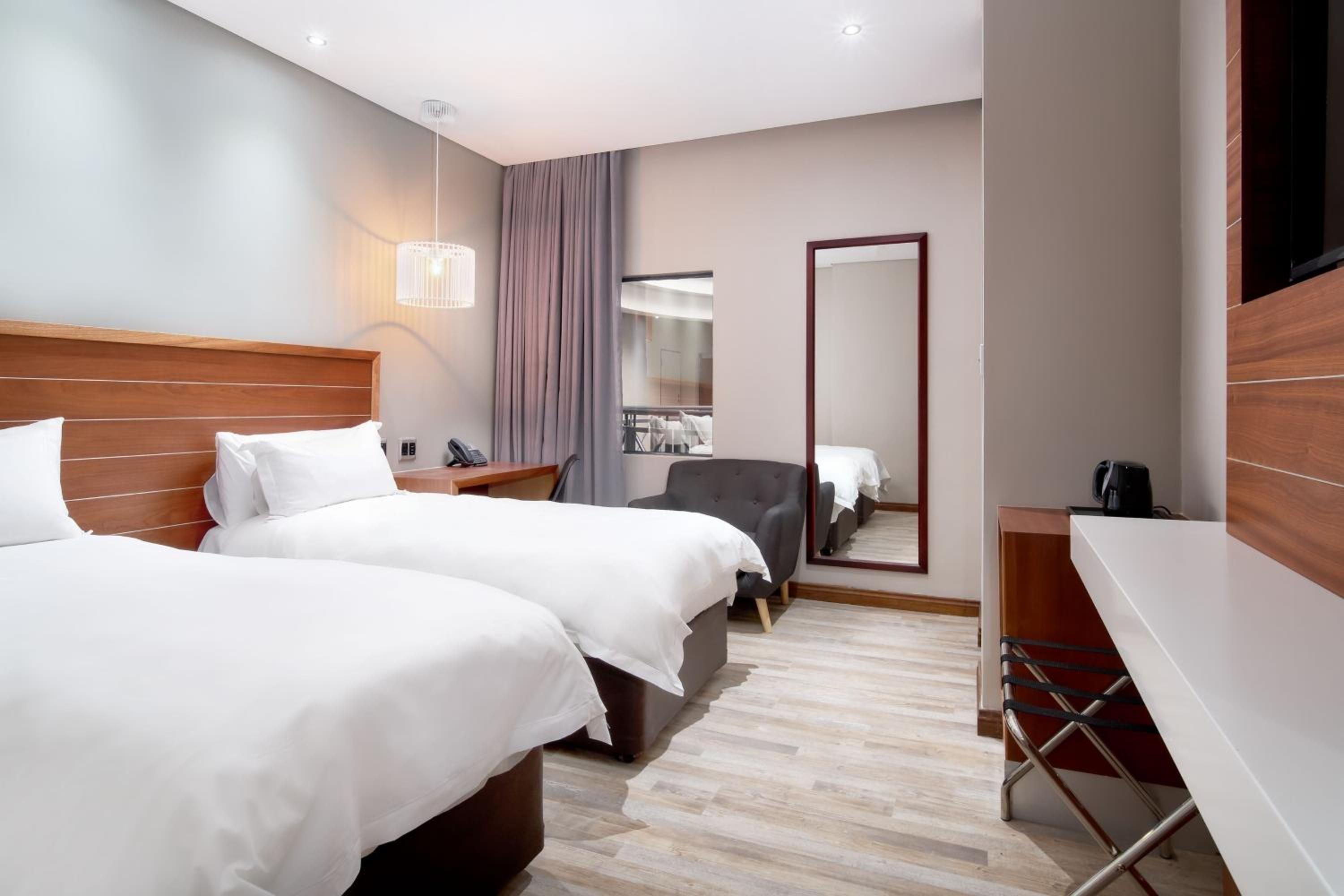 Superior King Room with City View - Photo 4