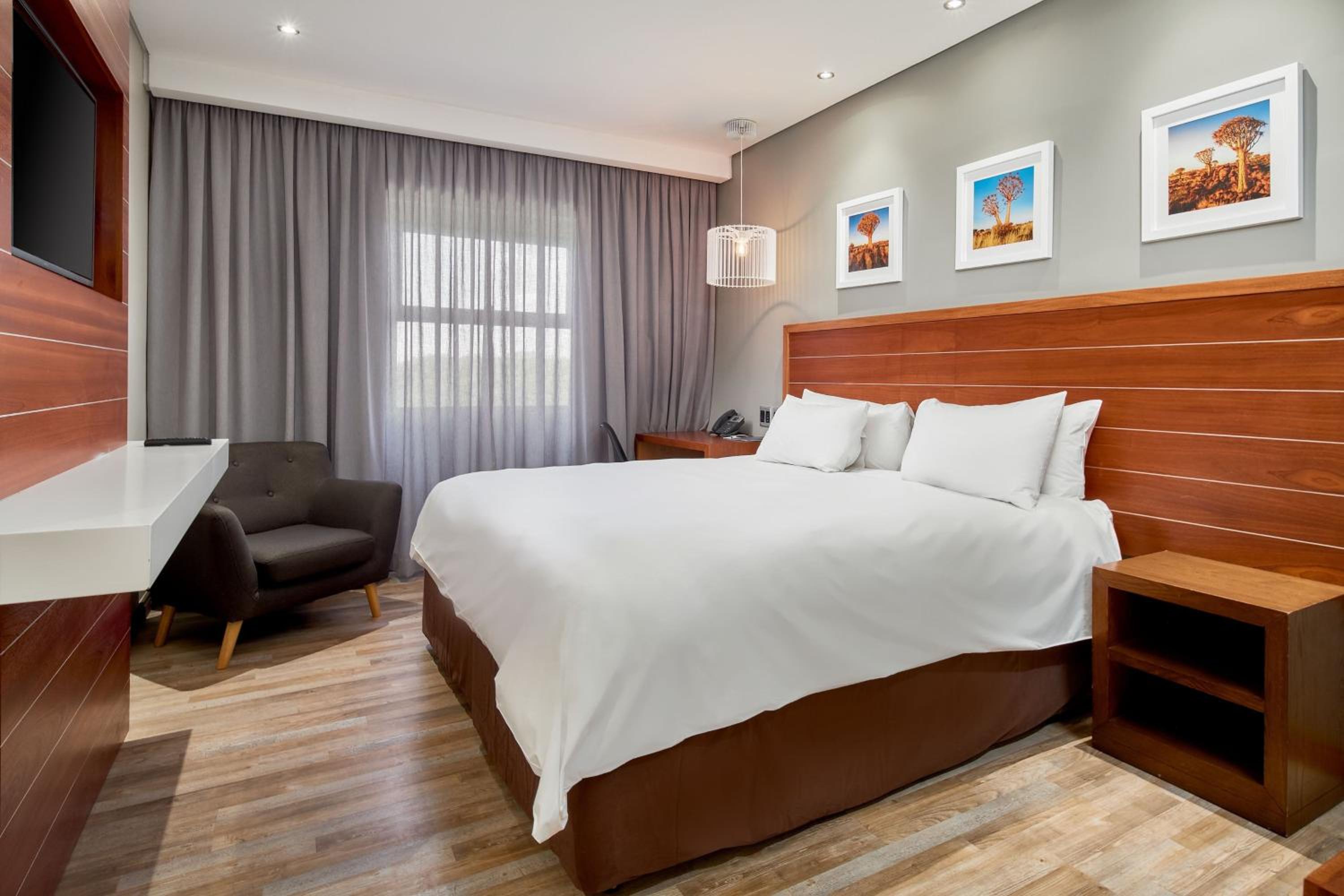 Superior King Room with City View - Photo 3
