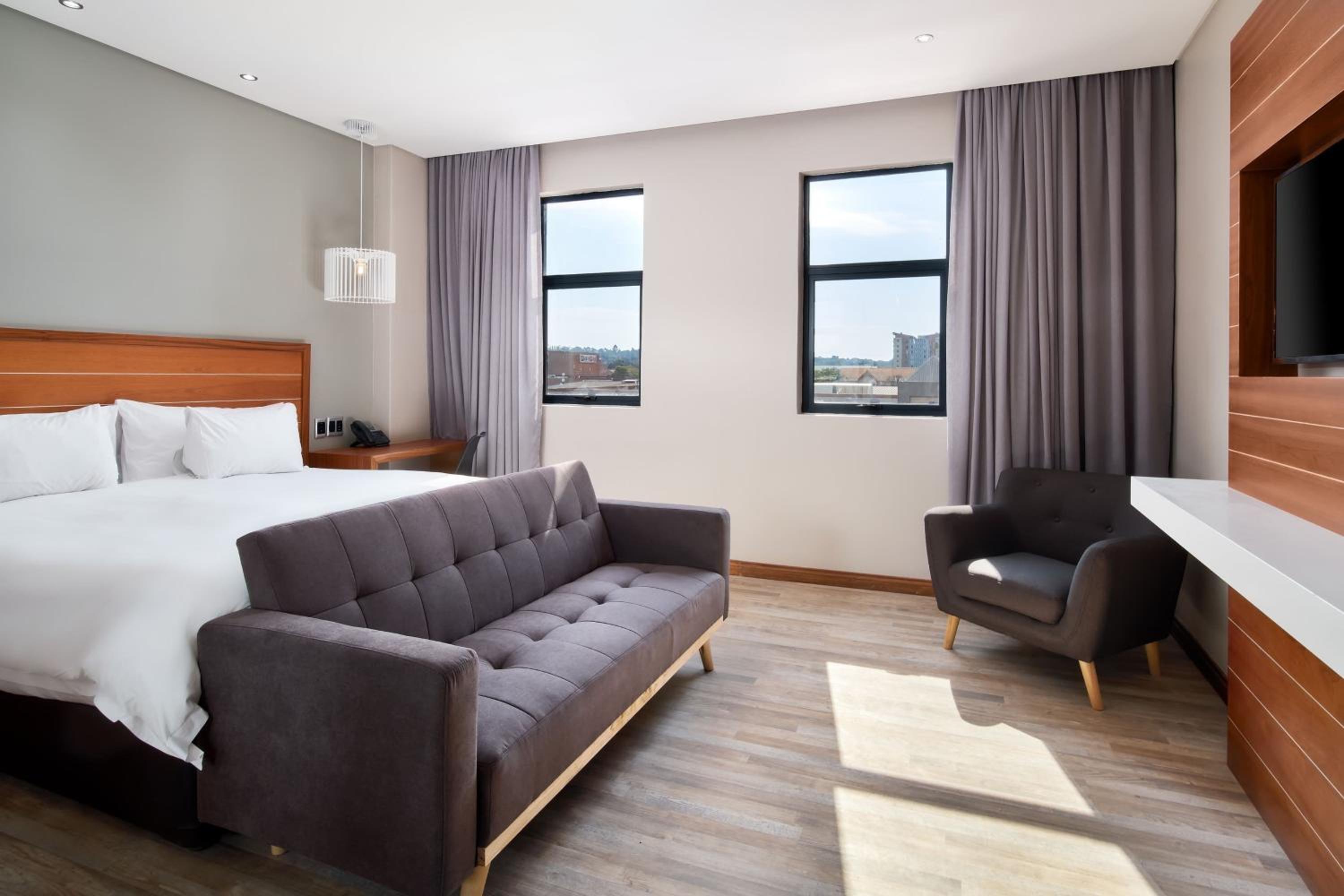 Luxury King Room with Sofa Bed and City View - Photo 4