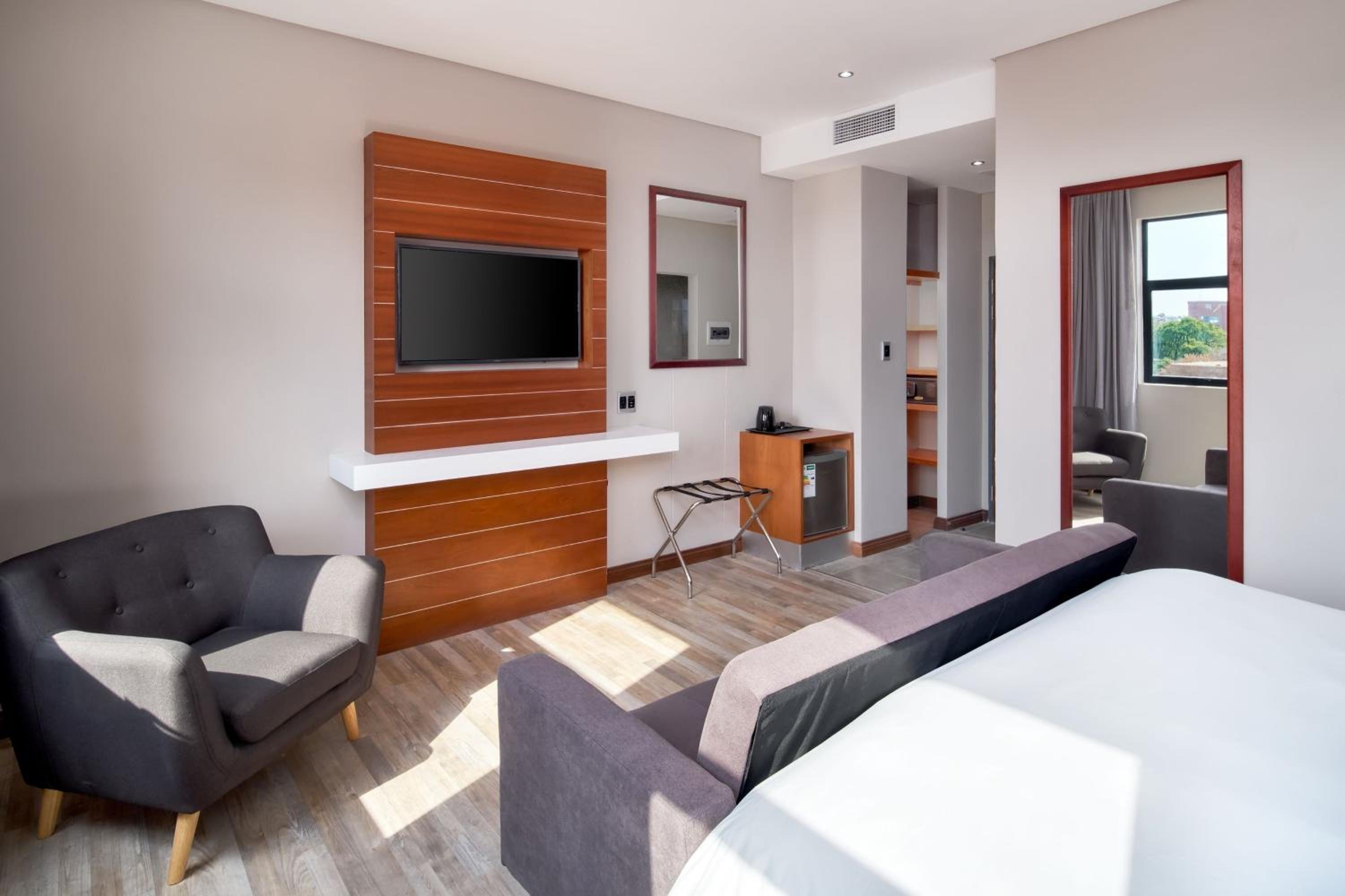 Luxury King Room with Sofa Bed and City View - Photo 5