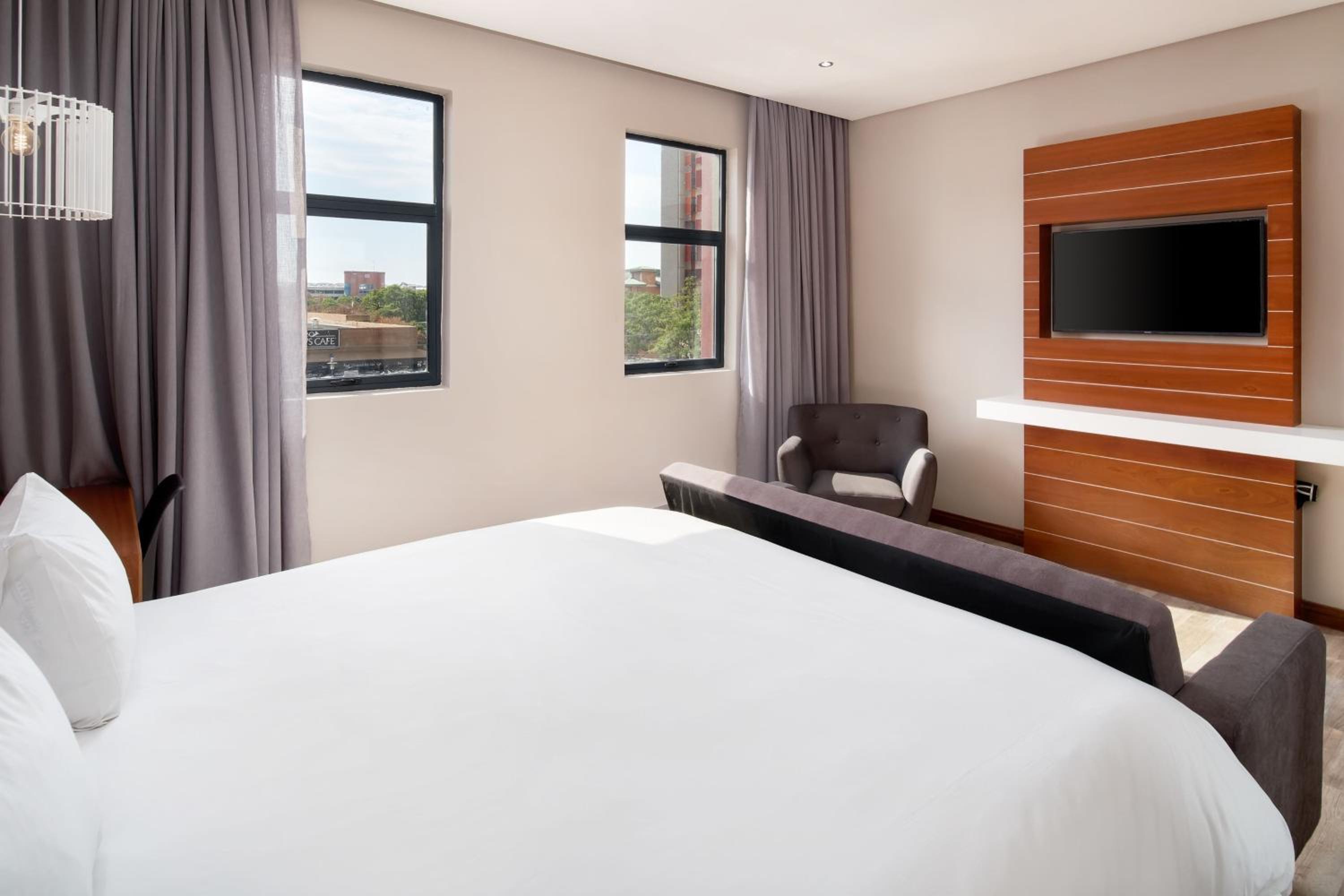 Luxury King Room with Sofa Bed and City View - Photo 6