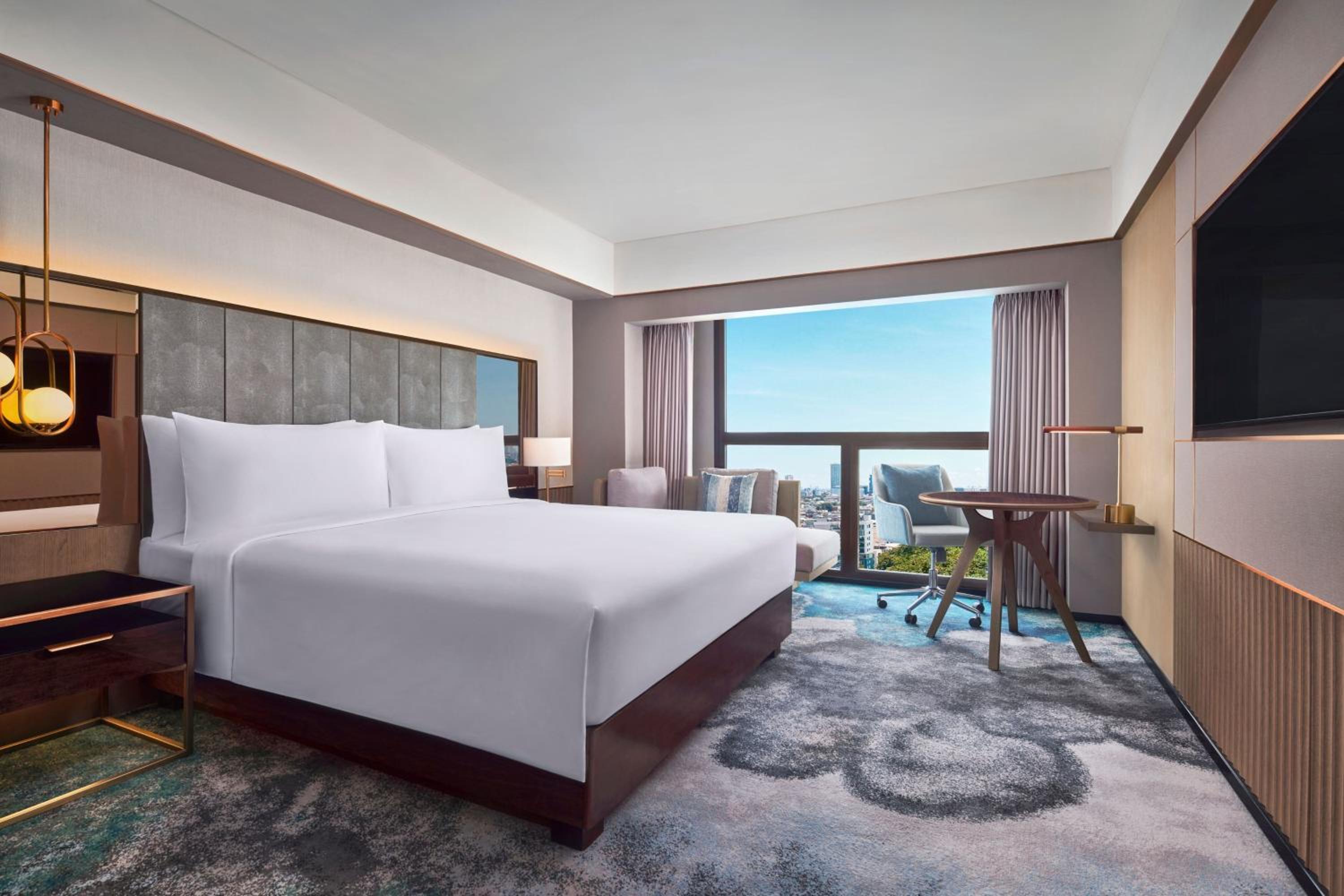 Grand Deluxe King Room with City View - Photo 1